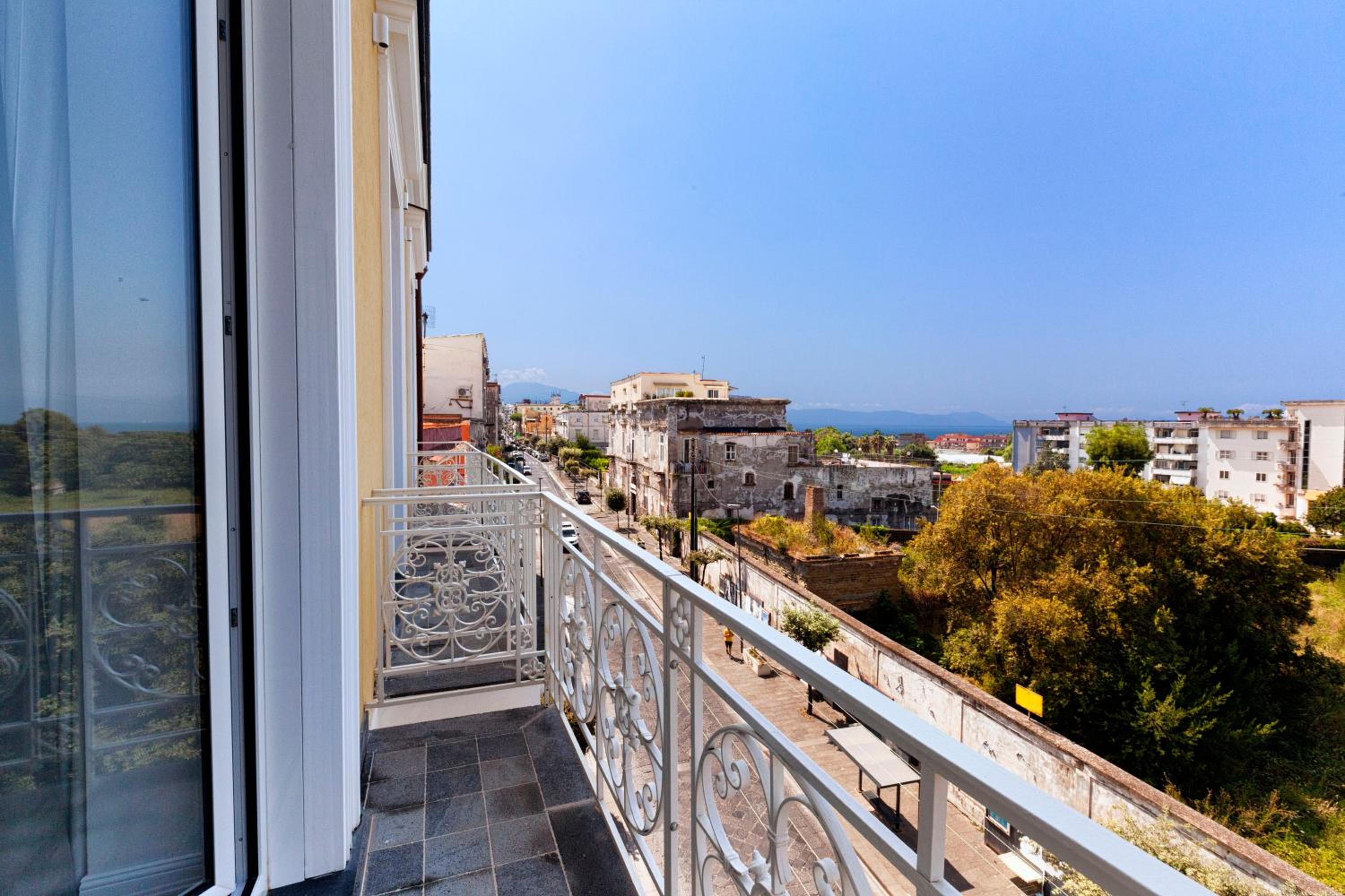 Deluxe Double Room with Balcony and Sea View - Photo 12