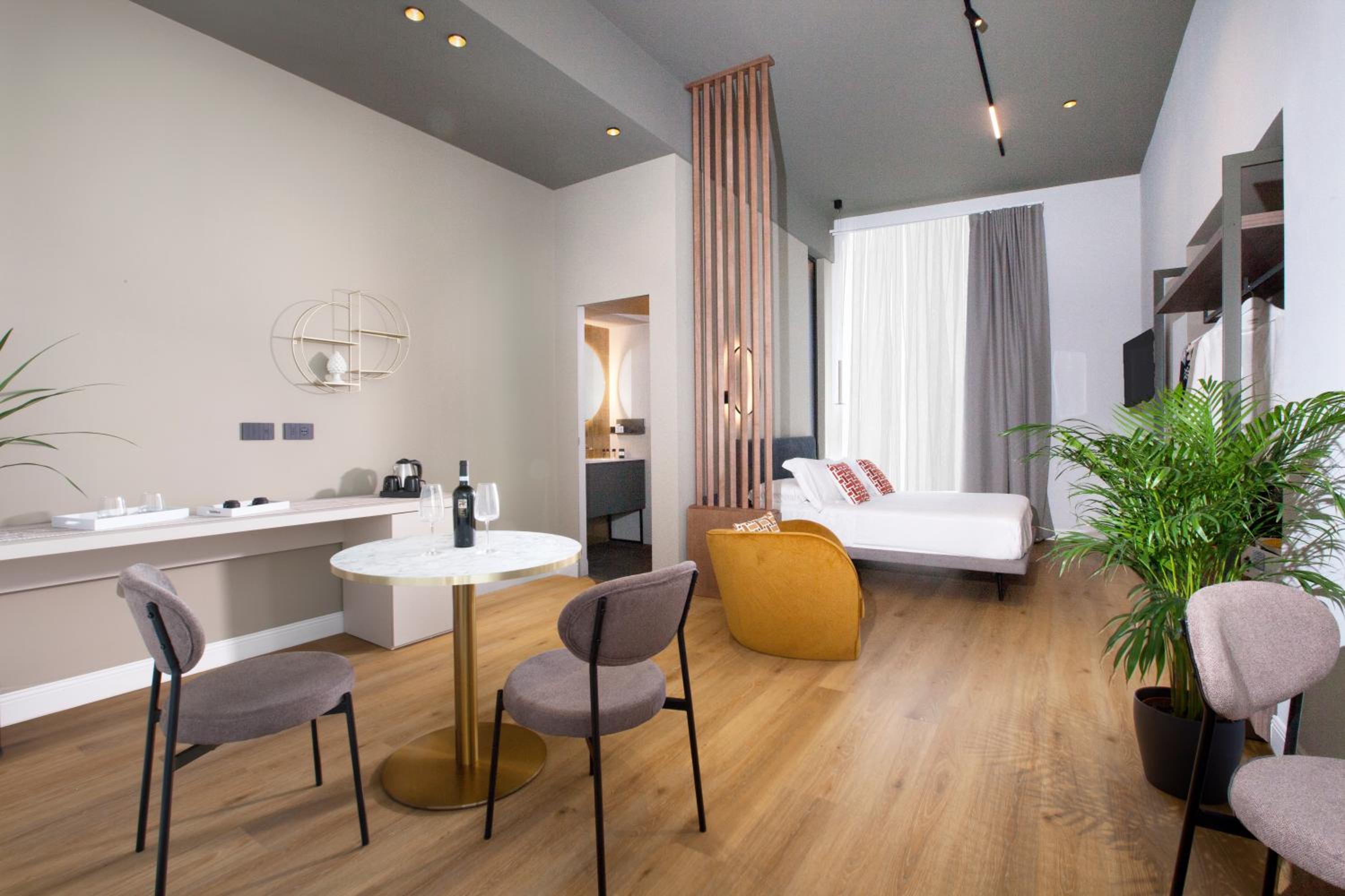 Deluxe Double Room with Balcony and Sea View - Photo 14