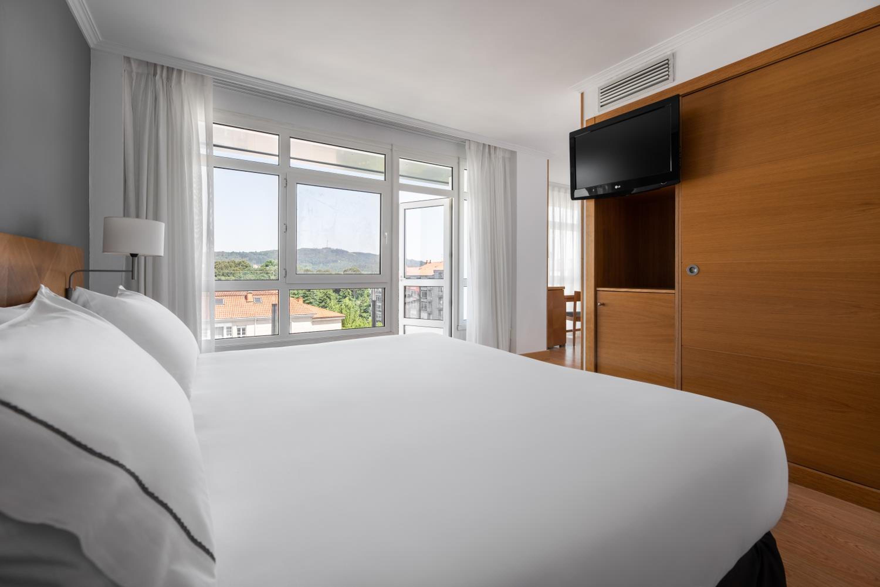 Junior Suite with Balcony - Photo 2