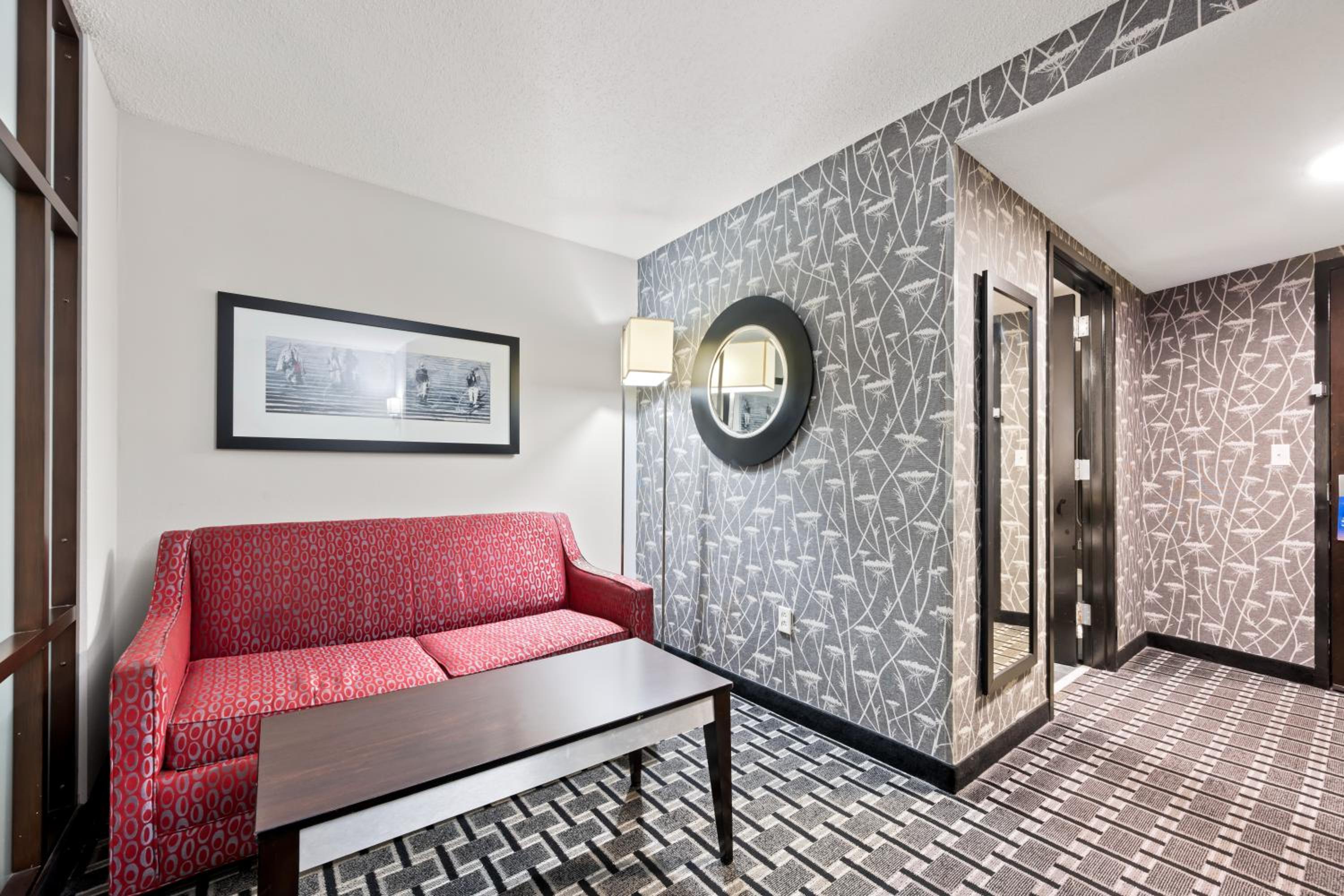 Suite with One King Bed and Two Queen Beds - Photo 2