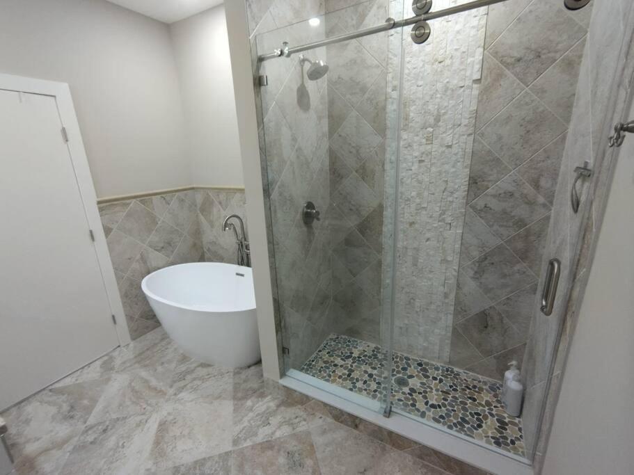 Five-Bedroom House photo 2