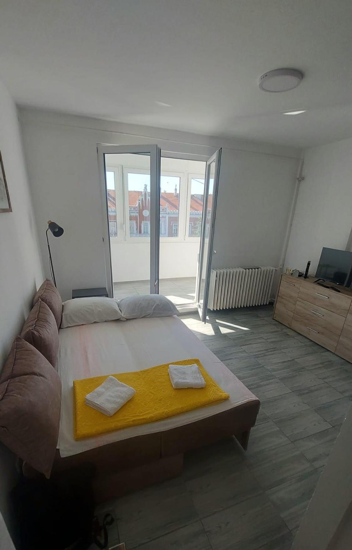 One-Bedroom Apartment photo 1