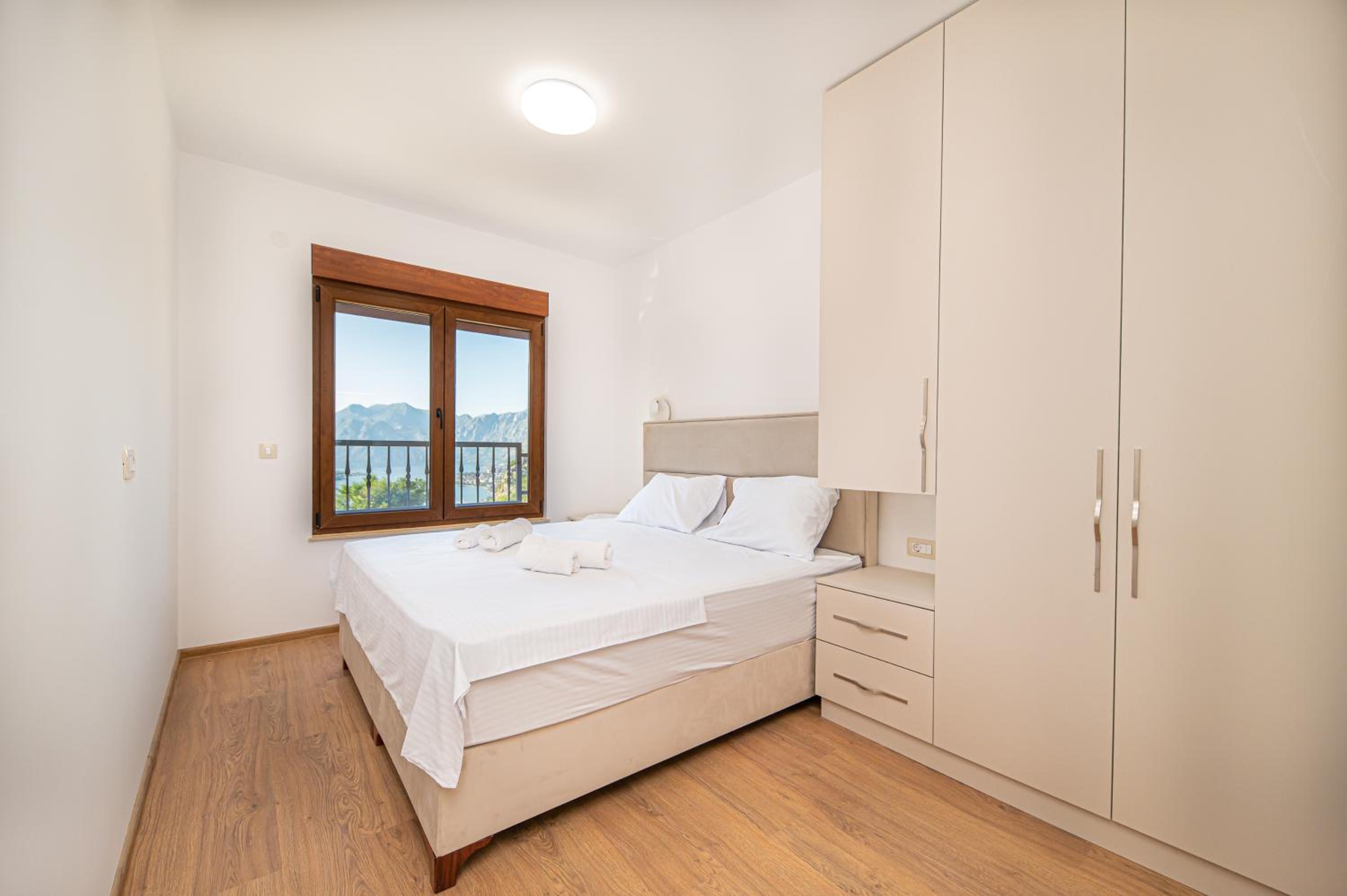 Two-Bedroom Apartment with Balcony and Sea View photo 3