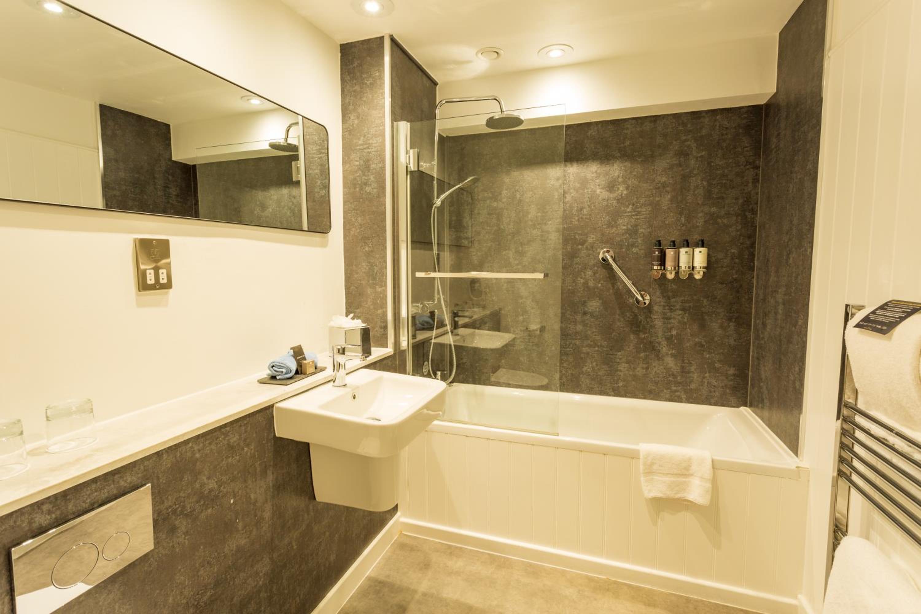 Large Double or Twin Room photo 3