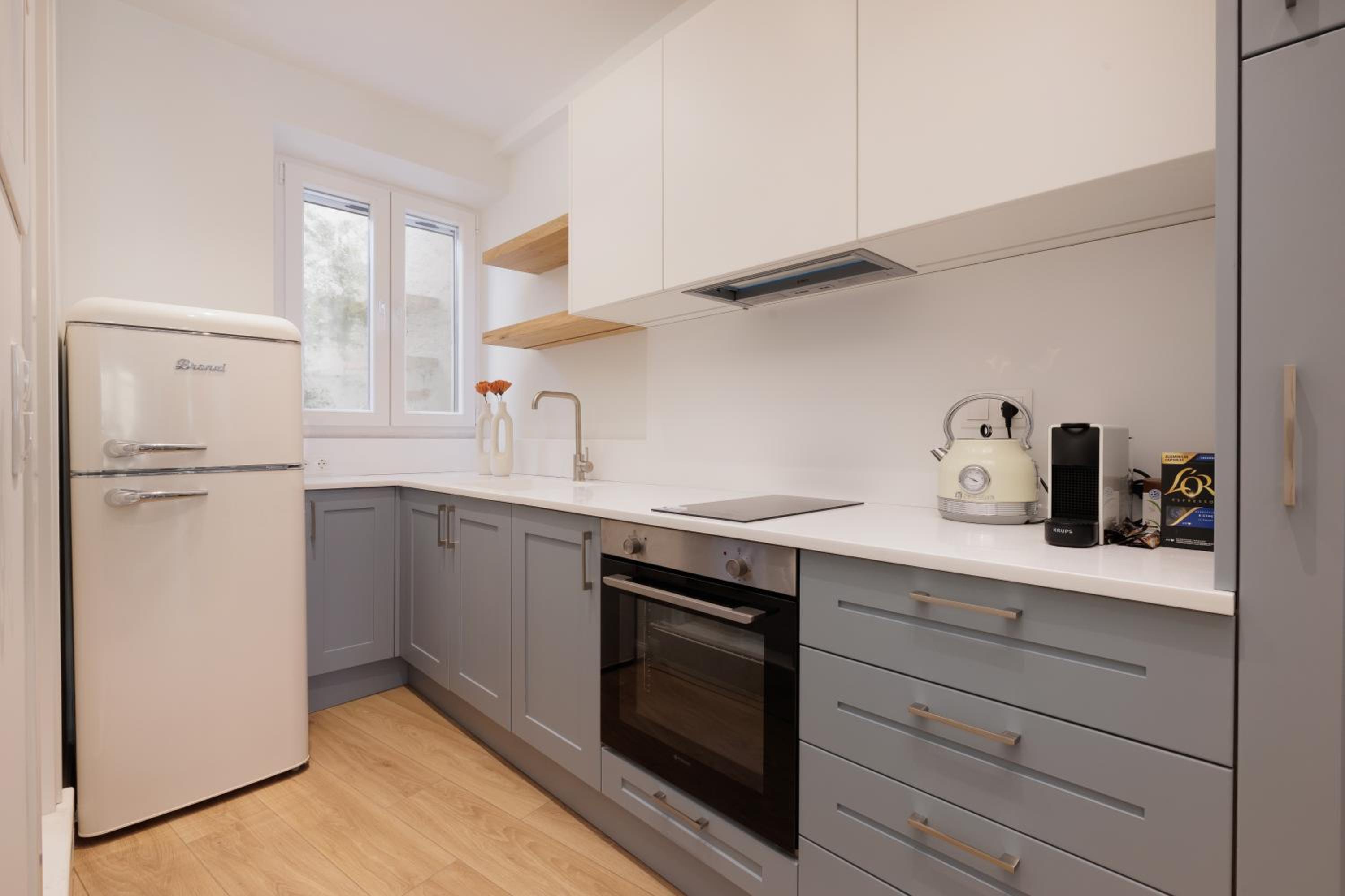 Deluxe One-Bedroom Apartment with City View photo 2