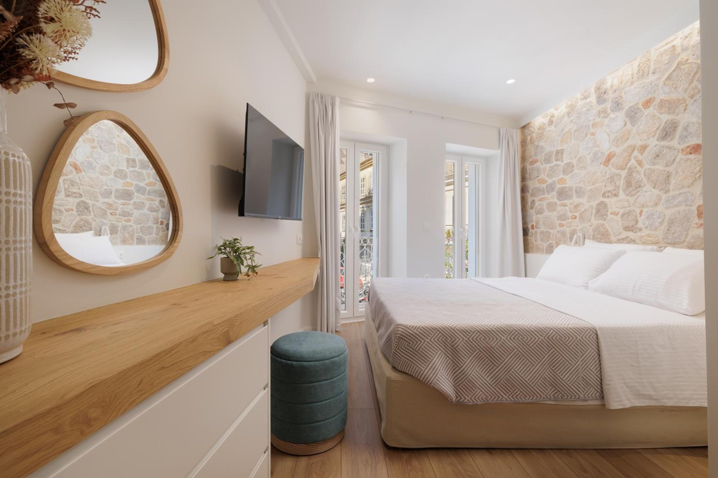 Deluxe One-Bedroom Apartment with City View photo 1