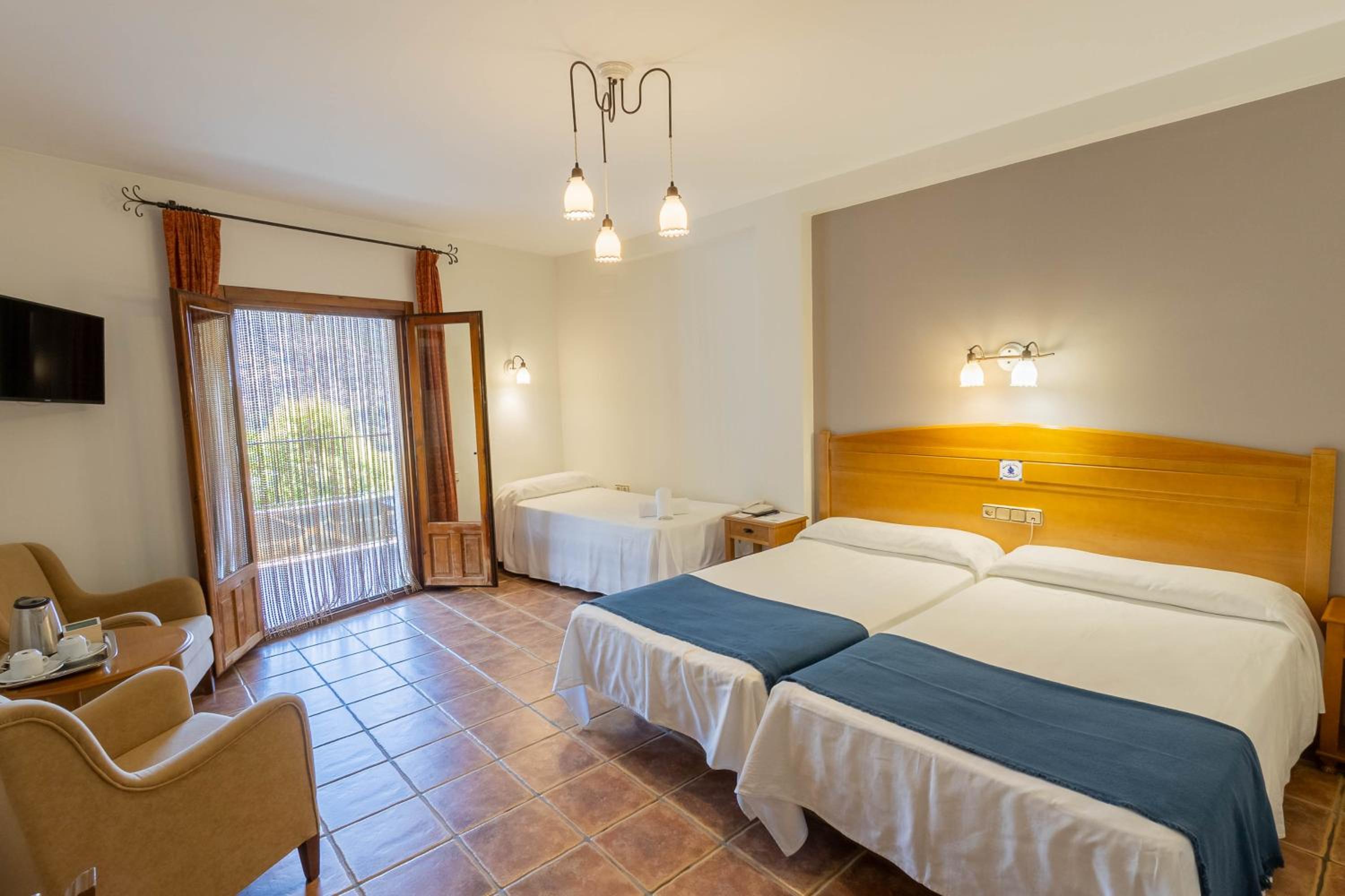 Habitación Triple con Vista a la Montaña
