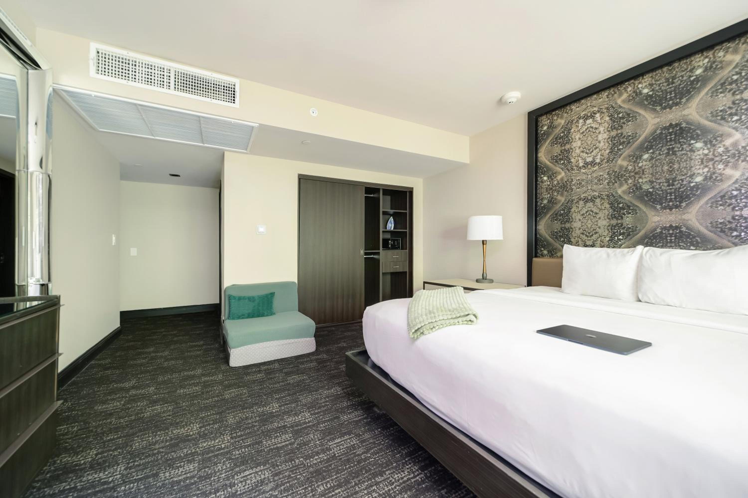 Deluxe Junior Suite - Photo 13