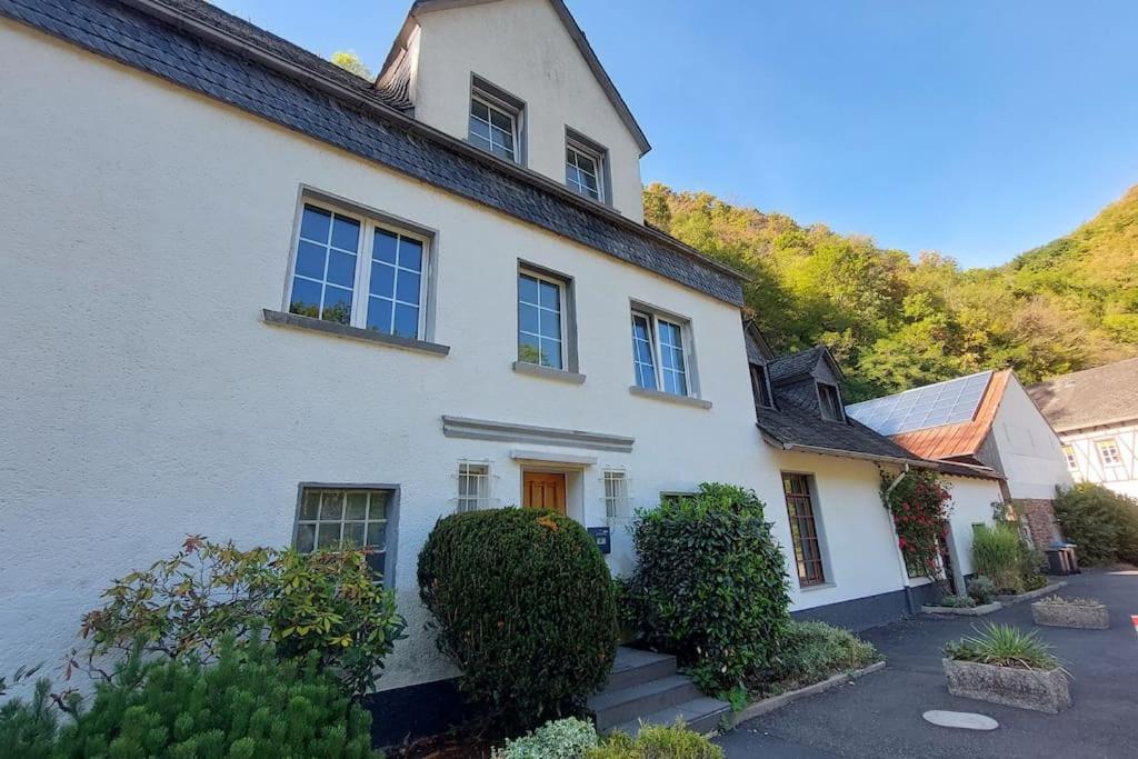 Five-Bedroom House photo 2