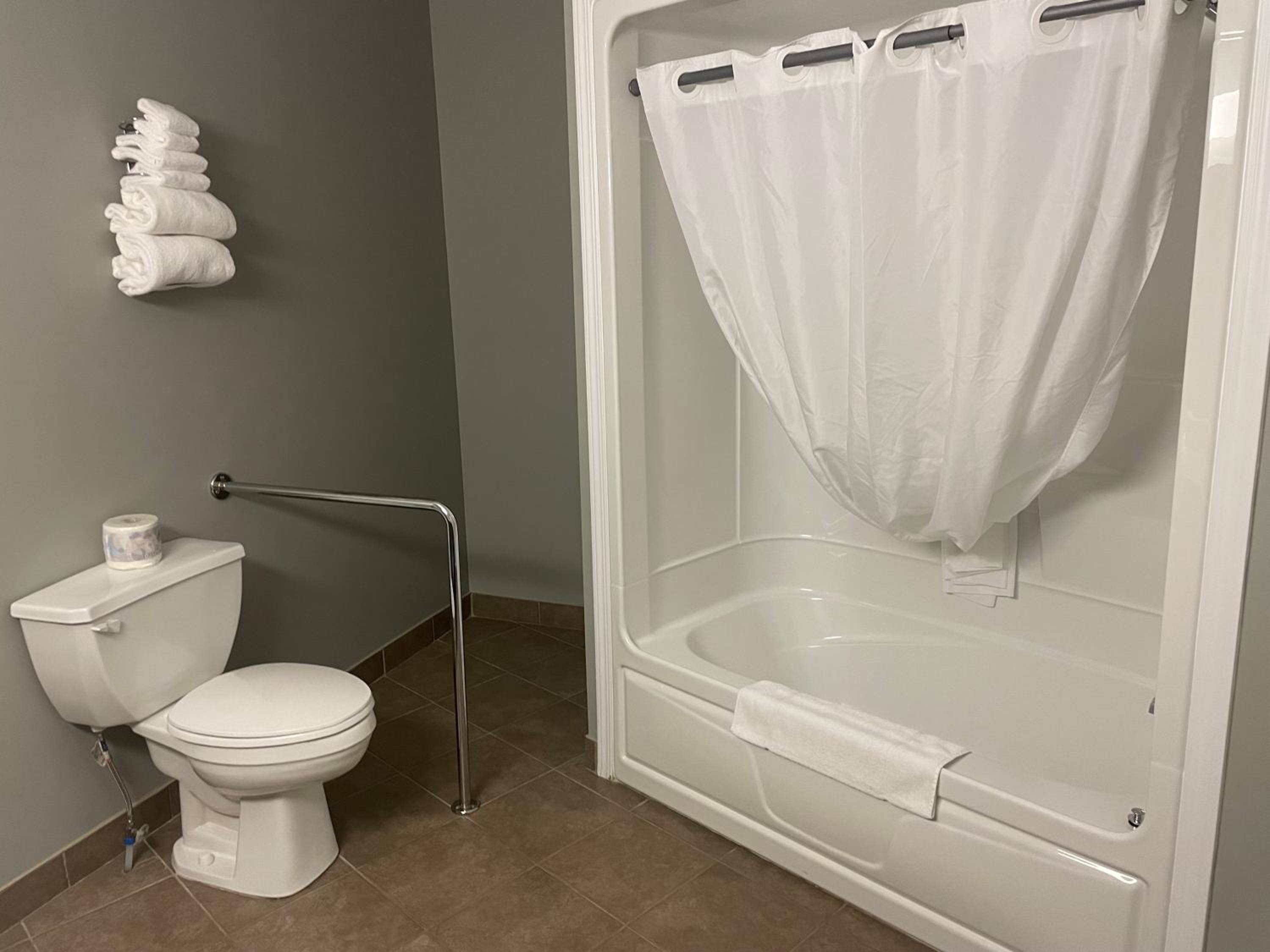 Queen Room with Two Queen Beds - Disability Access photo 3