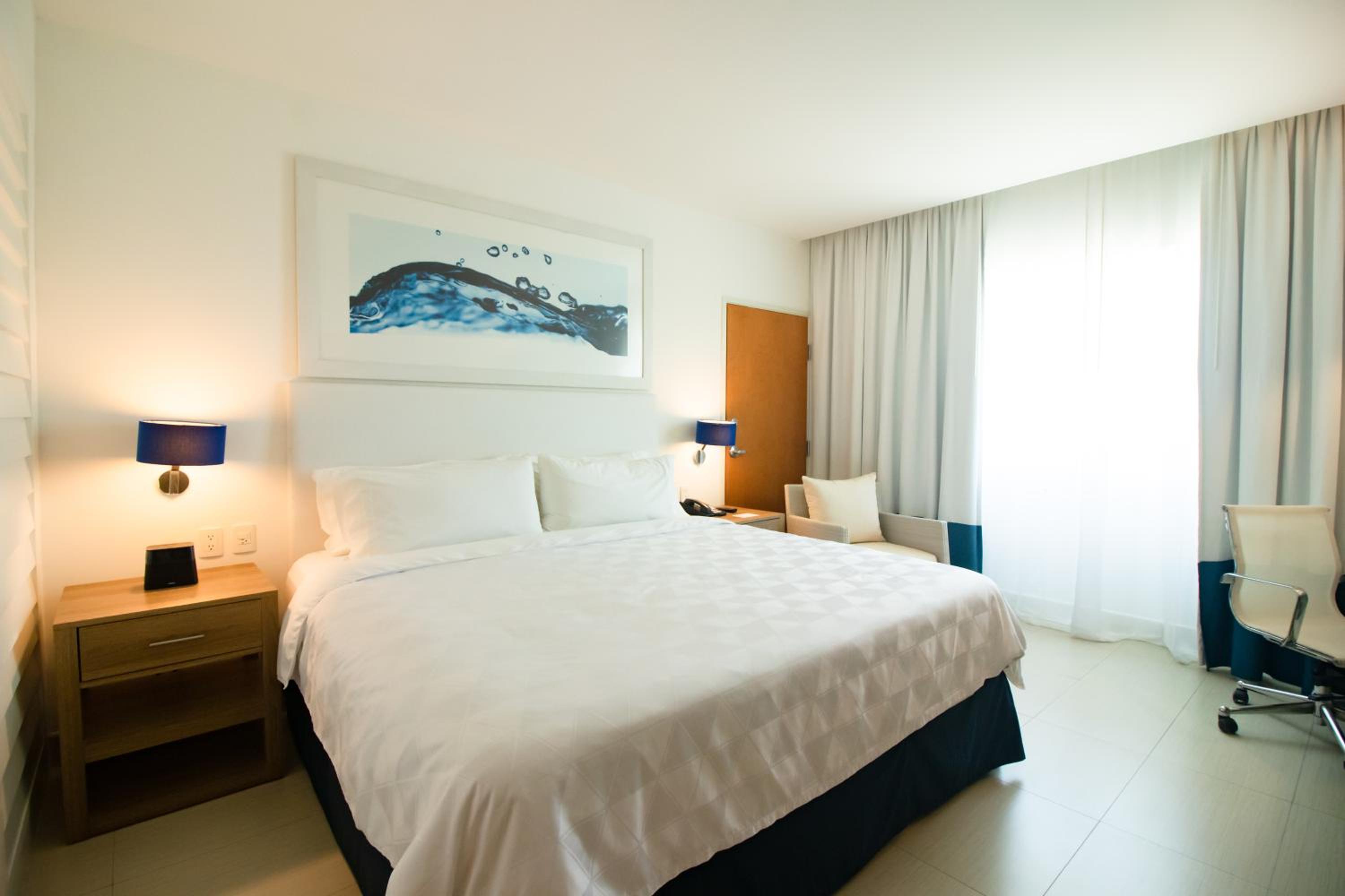 Standard King Room with Balcony - Photo 3