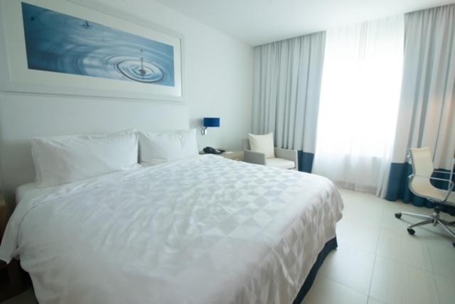 Standard King Room with Balcony - Photo 4