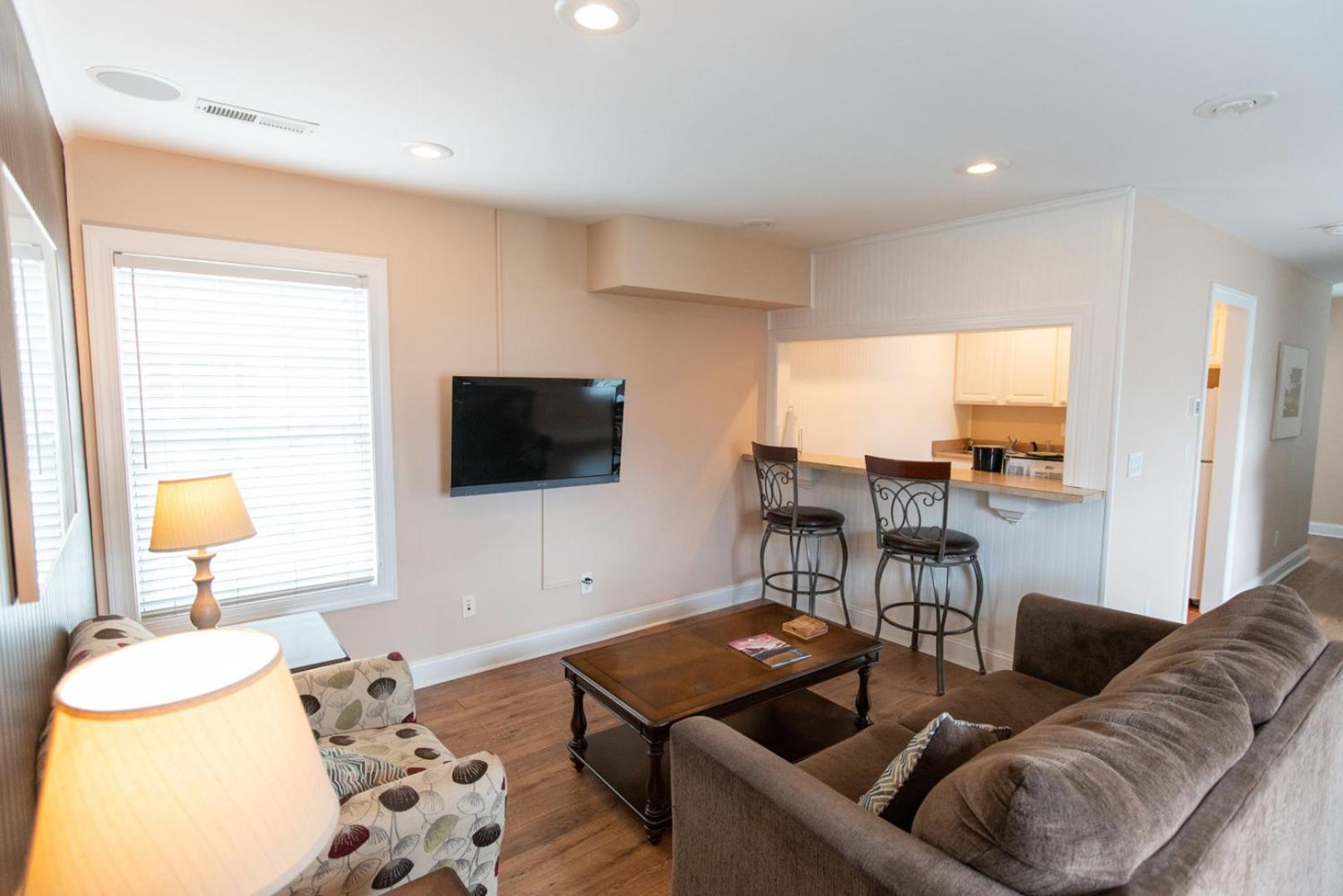 One-Bedroom Apartment - Photo 2