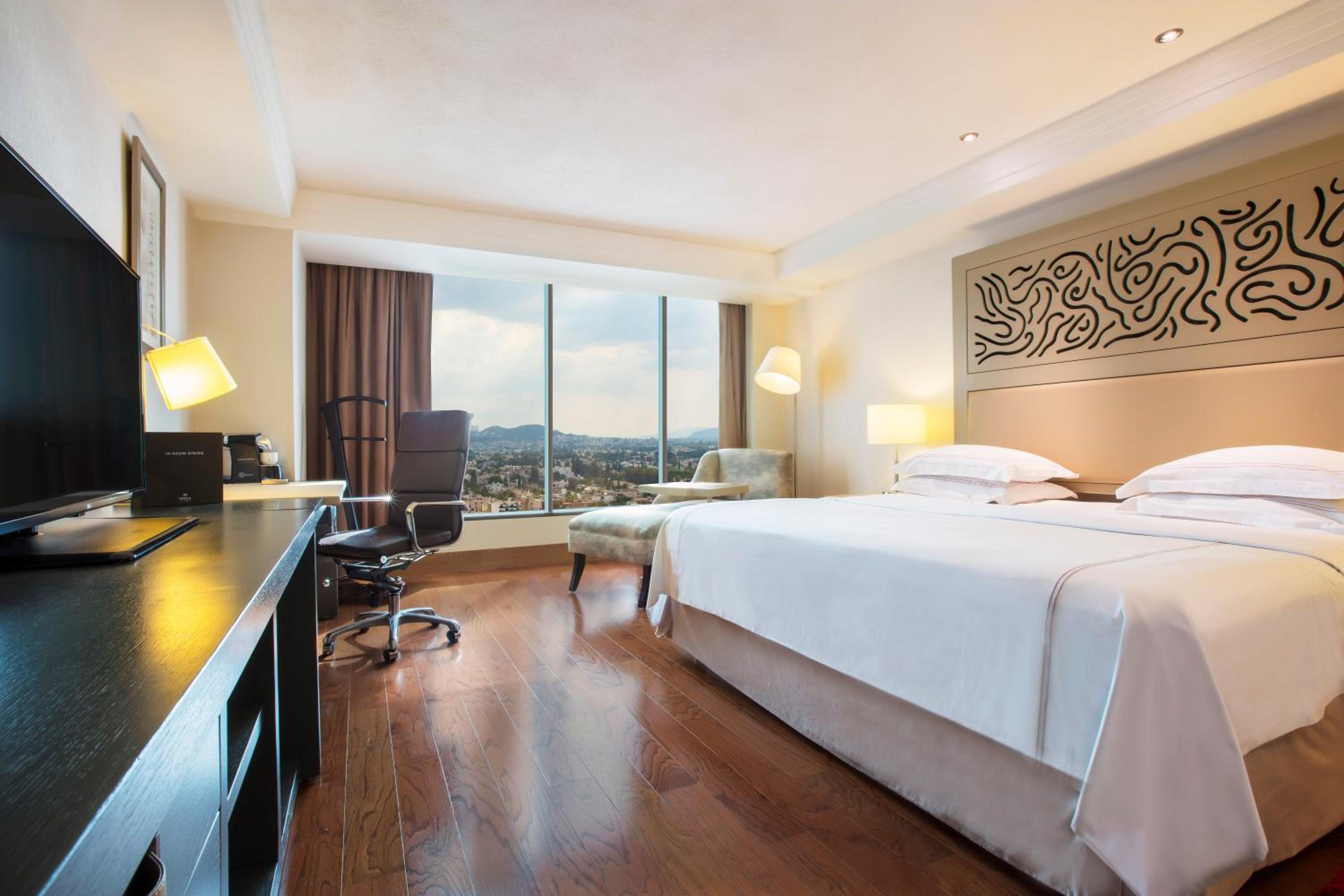 Premium Level Master Suite photo 2