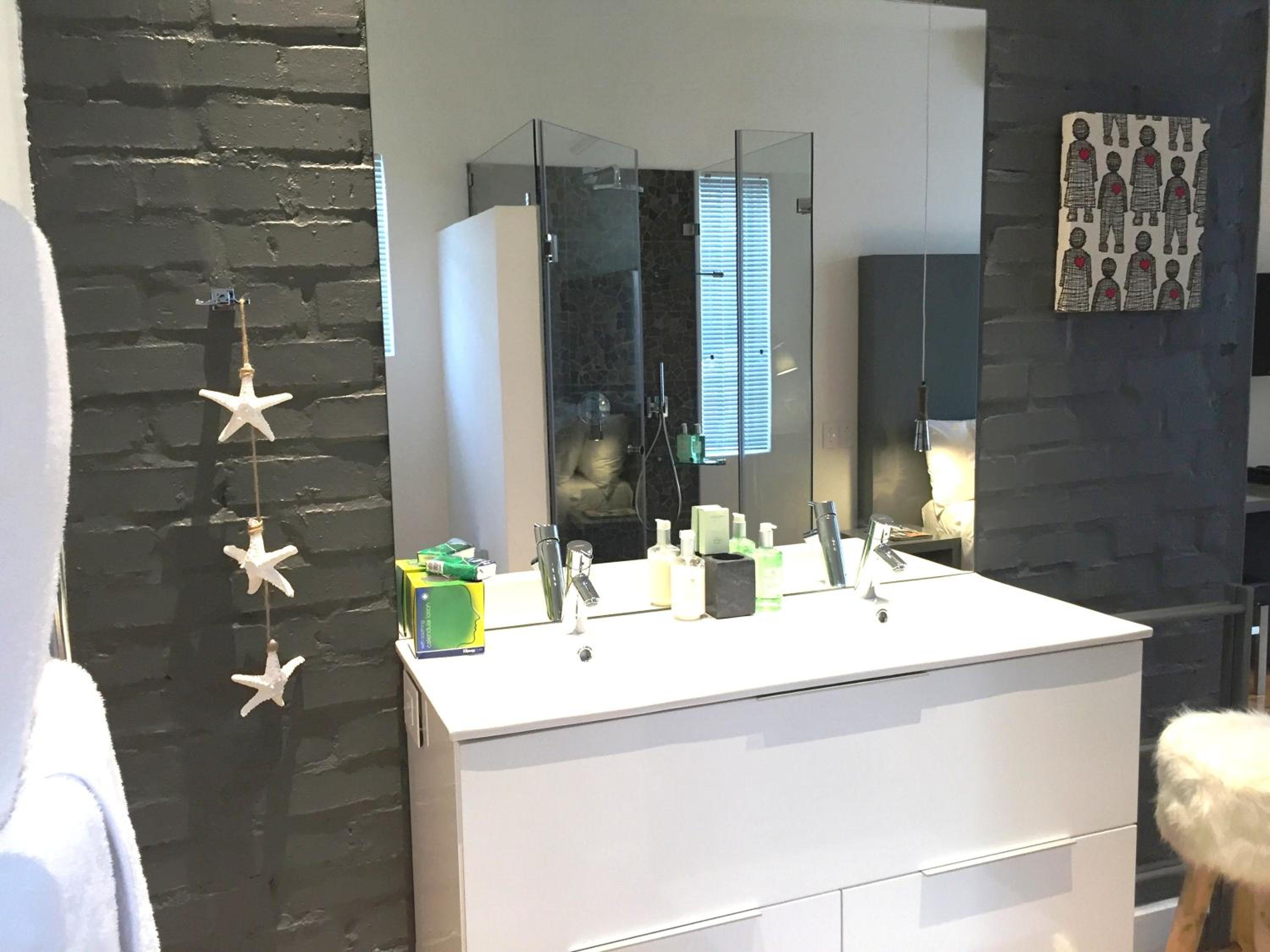 Classic Double Room with Shower (no view) - Photo 8