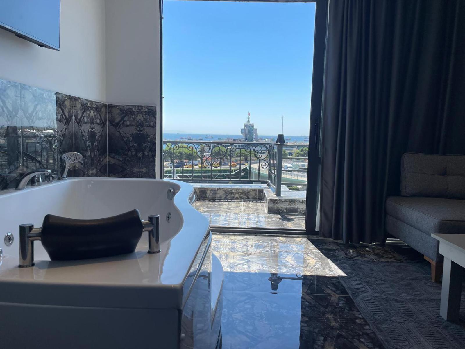 Deluxe Suite with Spa Bath photo 3