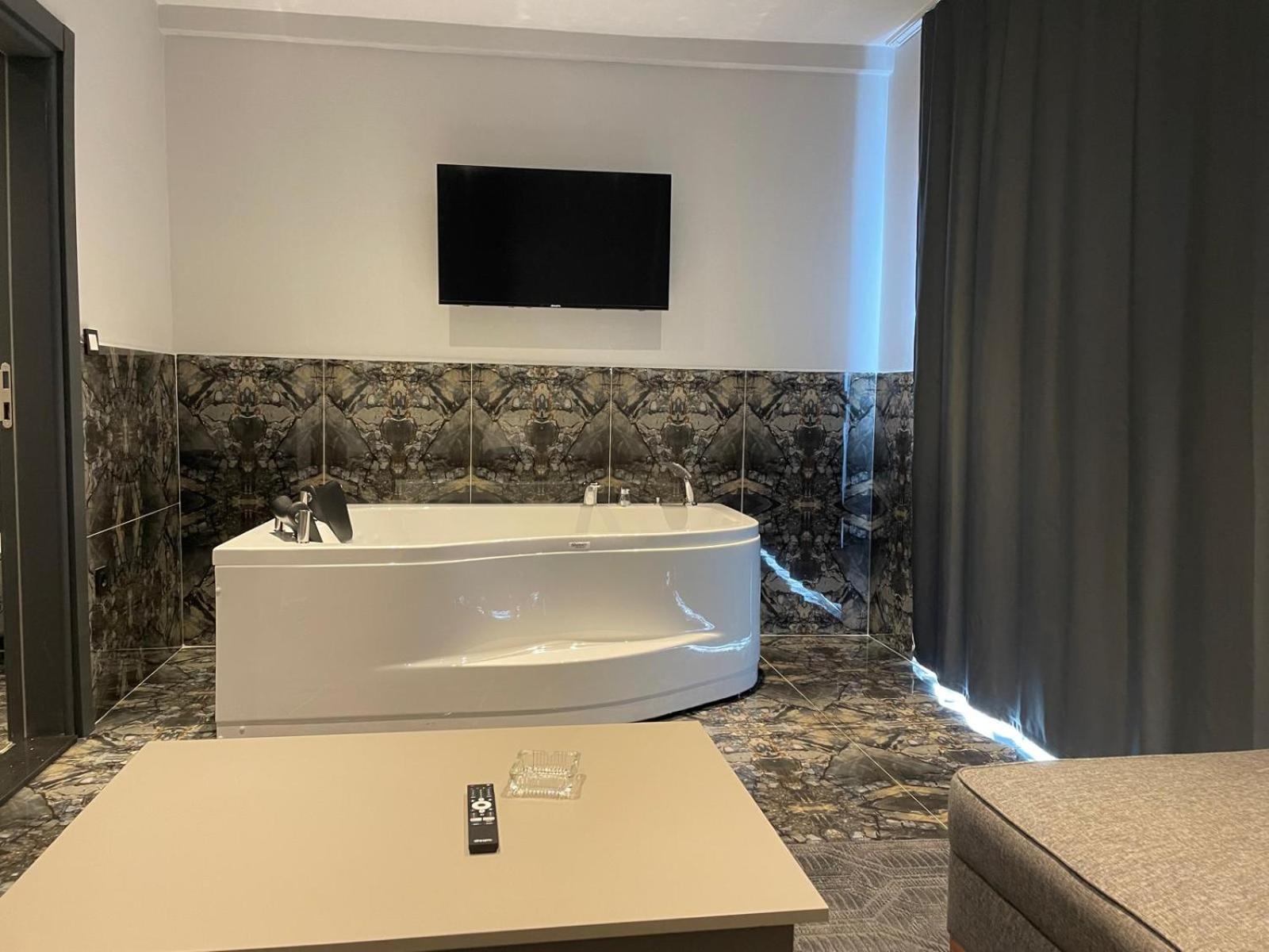 Deluxe Suite with Spa Bath photo 2