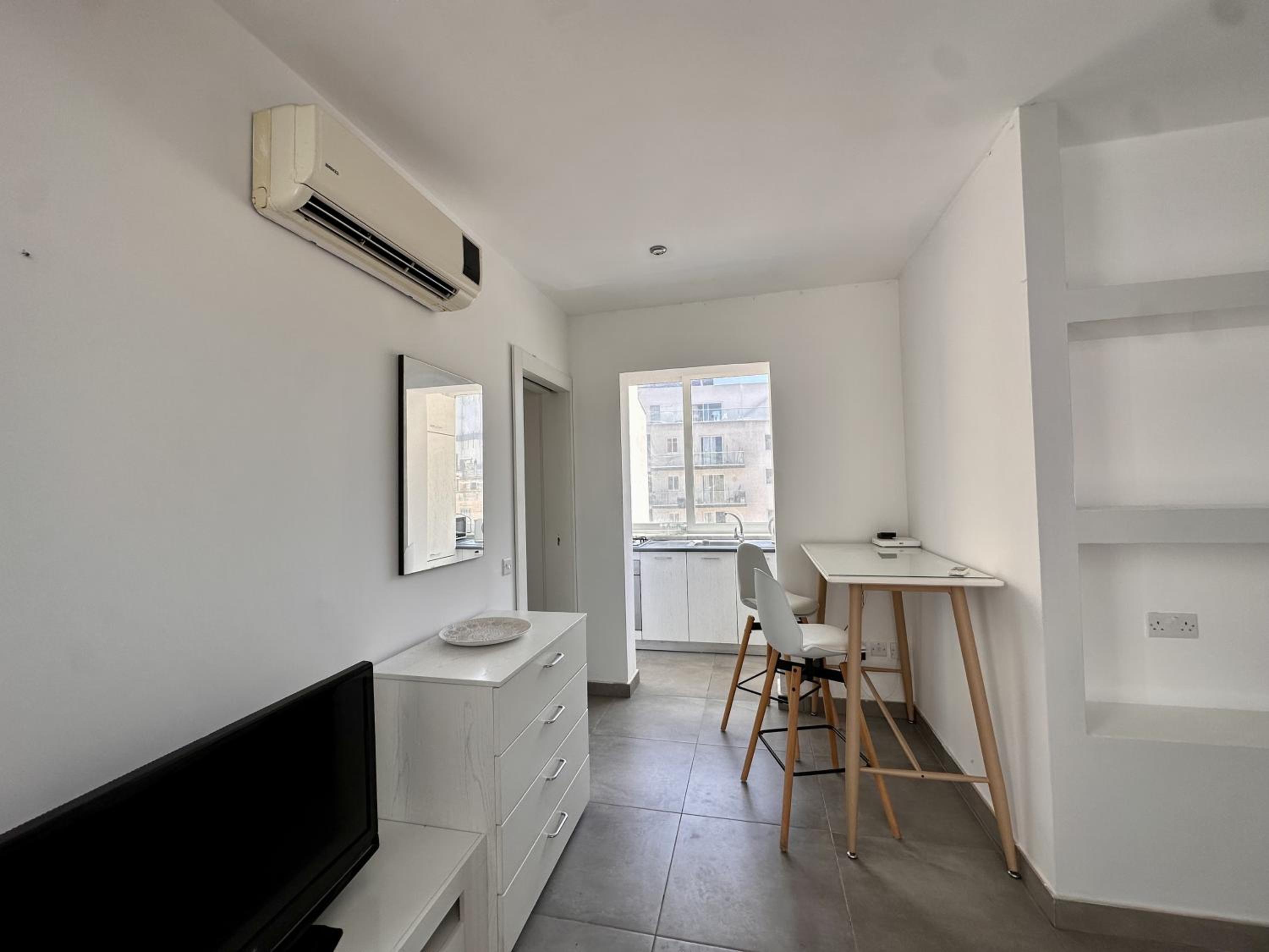 One-Bedroom Apartment photo 1