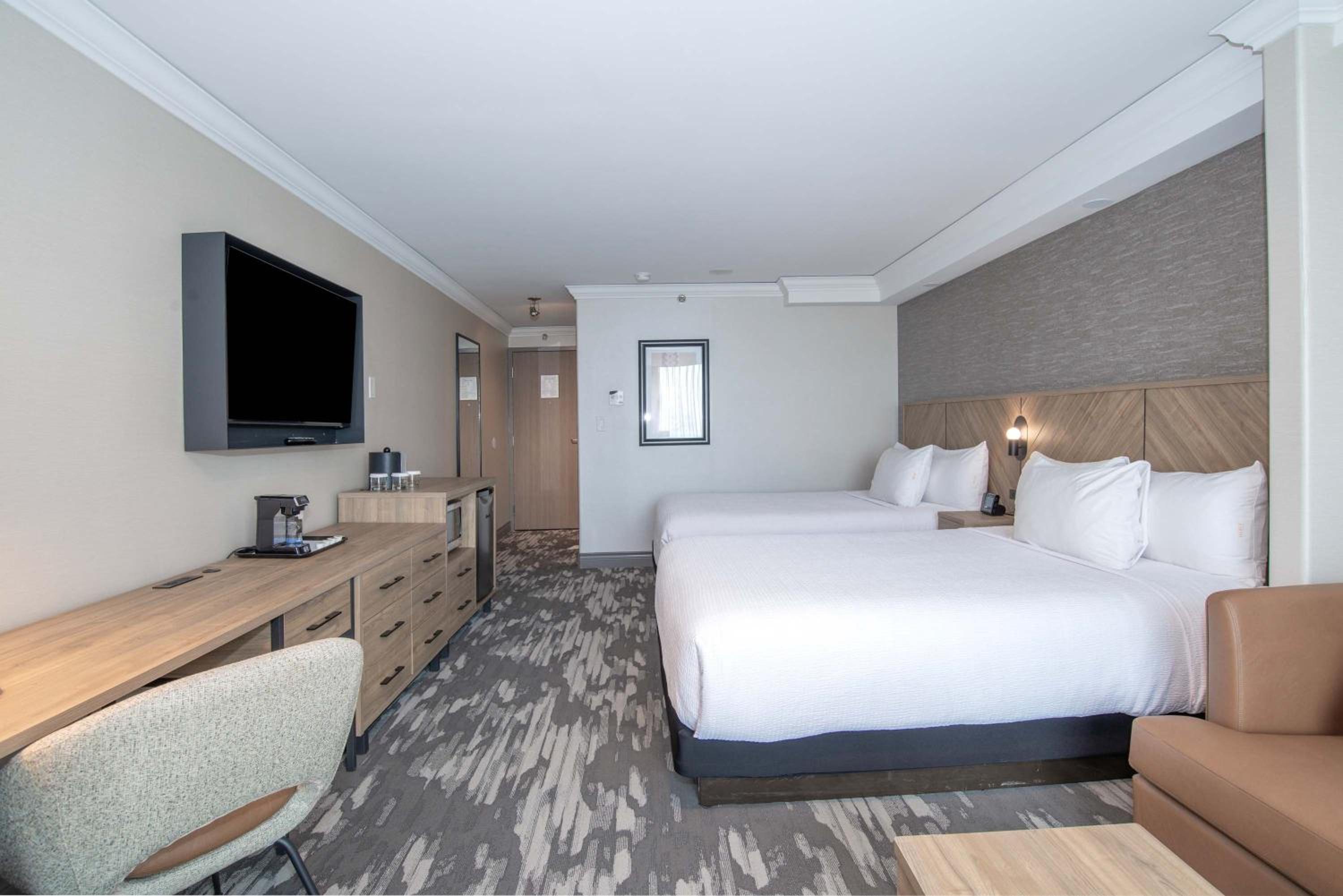 Grand Room, 2 Queen Beds, Balcony - Photo 2