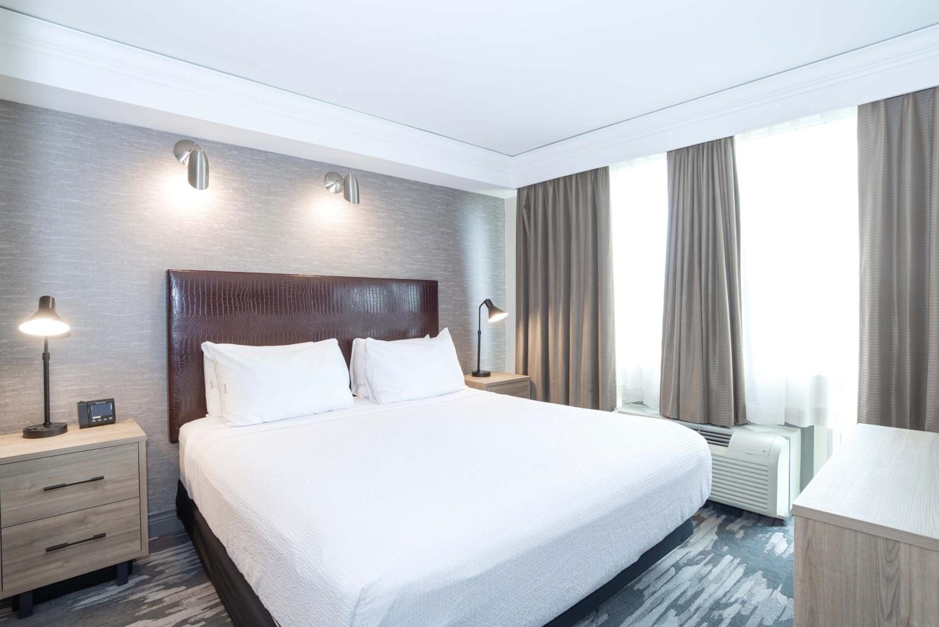 Grand Suite, 1 King Bed, Kitchen, Washer Dryer, Balcony - Photo 1