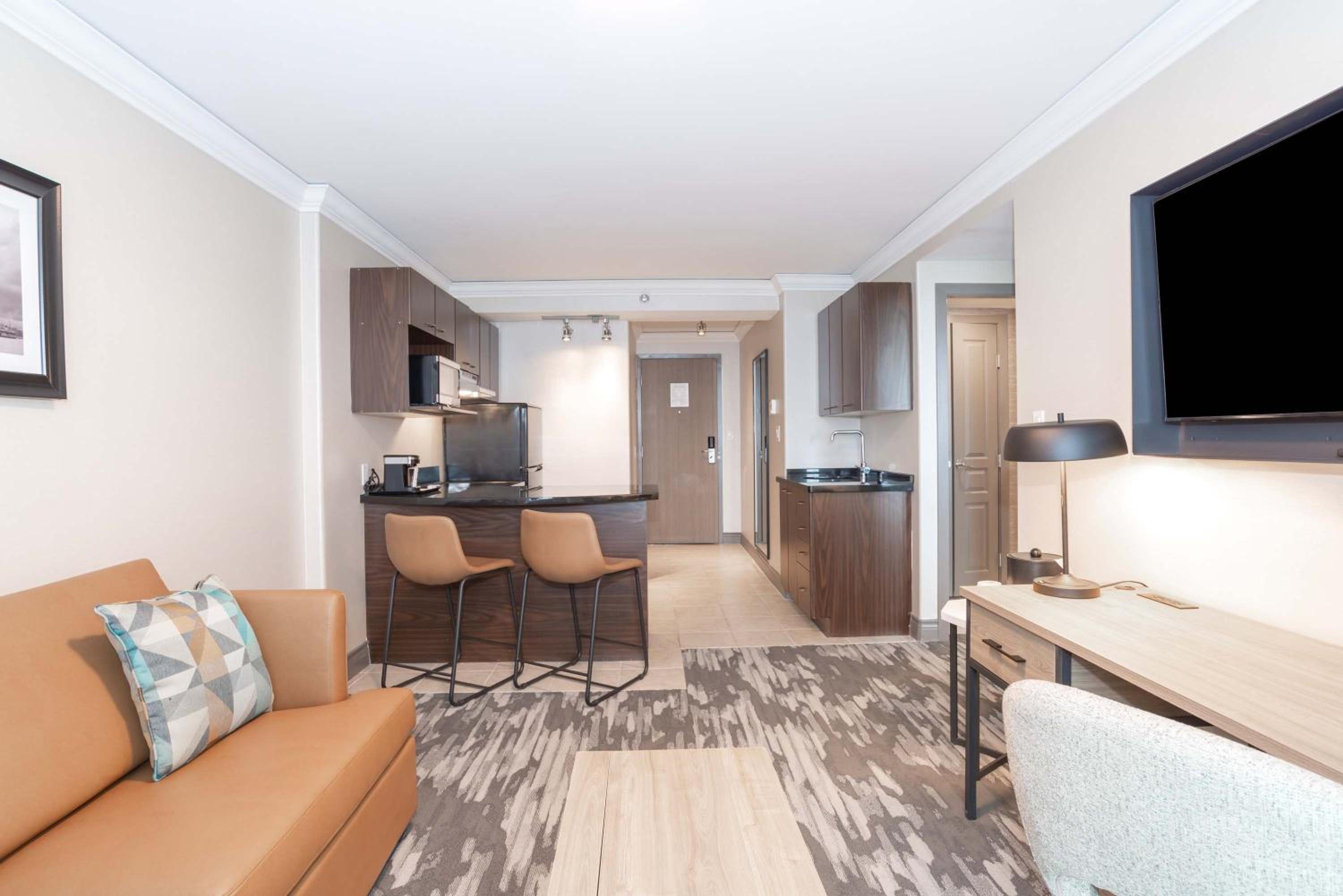 Grand Suite, 1 King Bed, Kitchen, Washer Dryer, Balcony - Photo 2