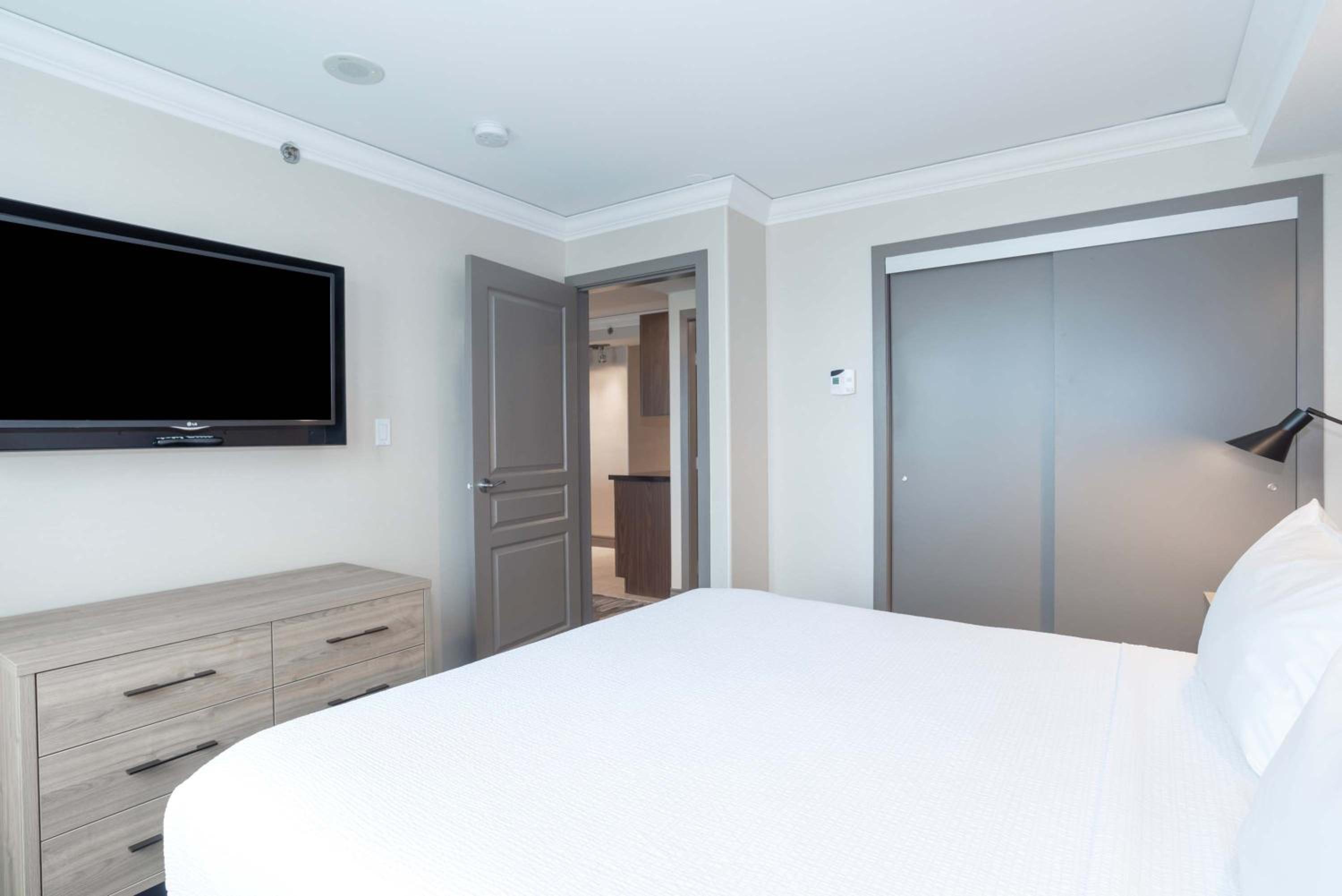 Grand Suite, 1 King Bed, Kitchen, Washer Dryer, Balcony - Photo 5