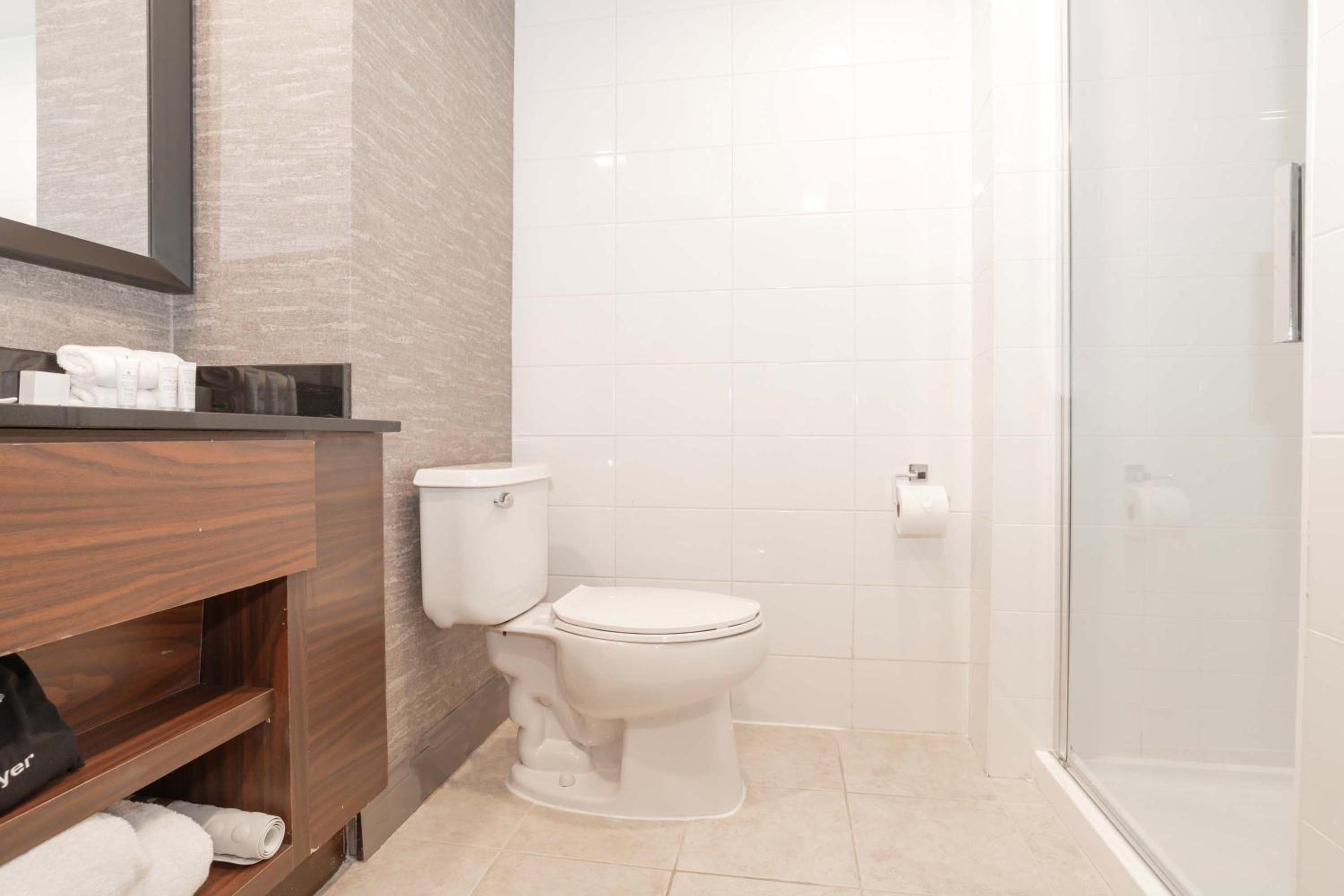 Jacuzzi Suite, 1 King Bed, Kitchen, Washer Dryer - Photo 3