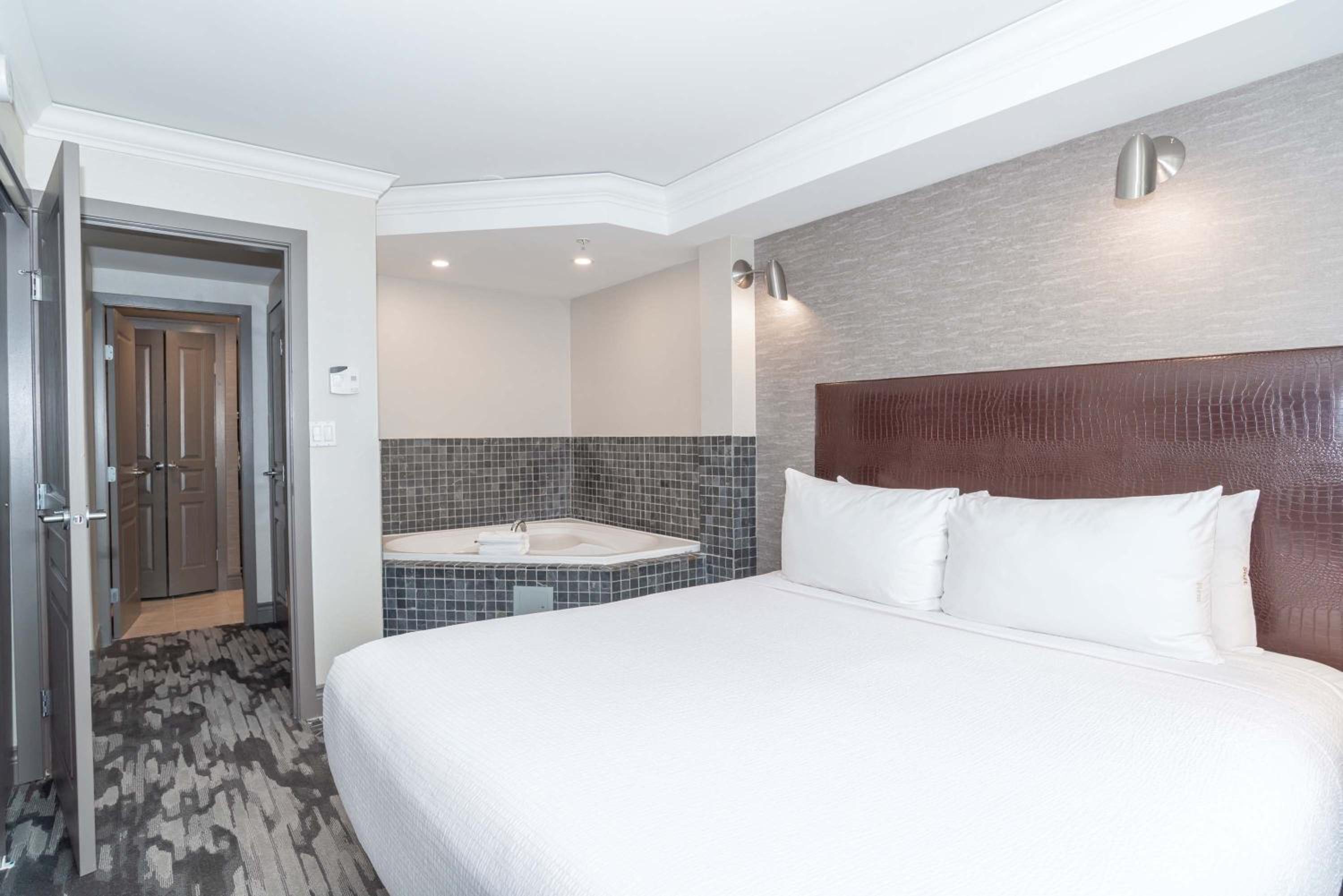 Jacuzzi Suite, 1 King Bed, Kitchen, Washer Dryer - Photo 2