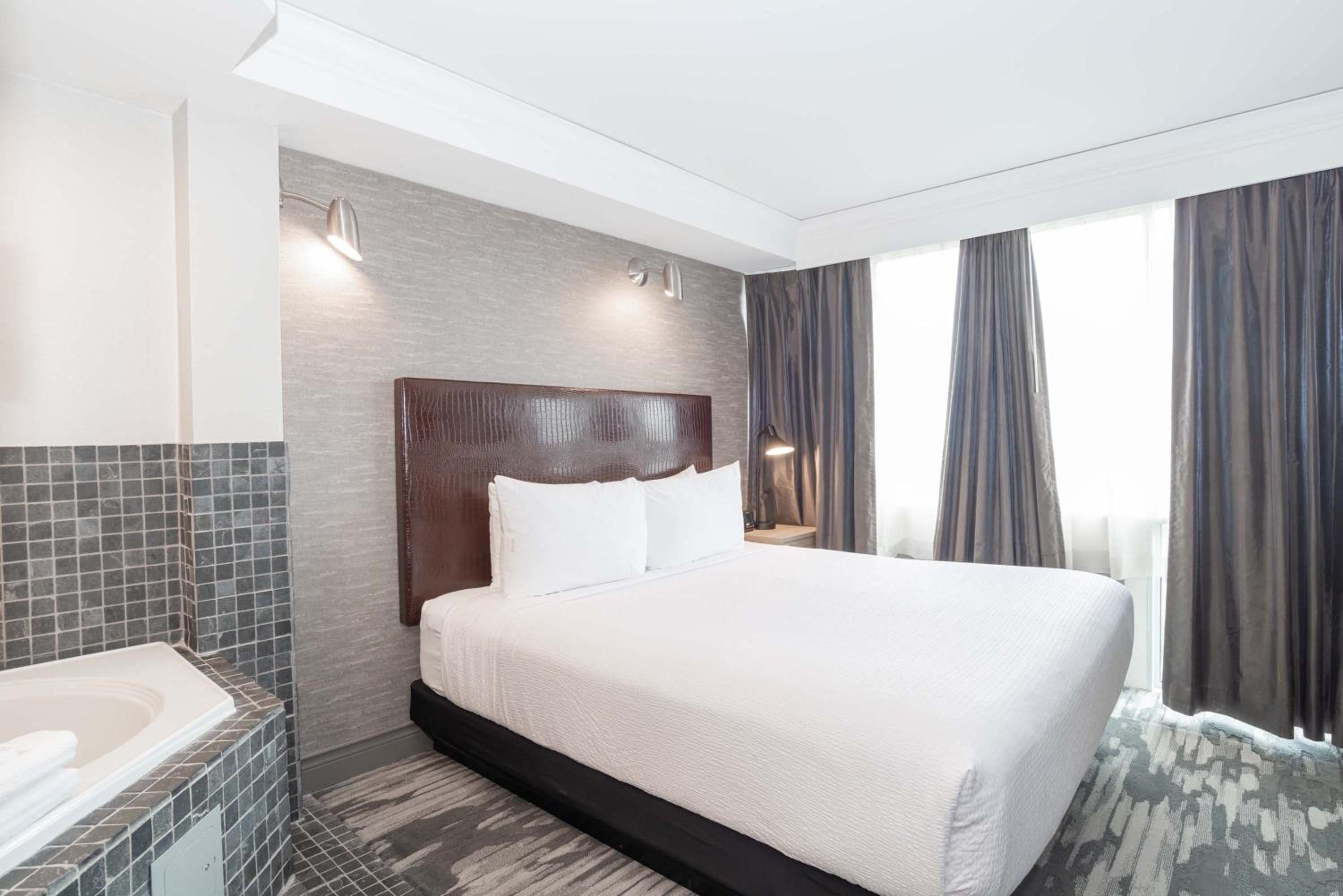 Jacuzzi Suite, 1 King Bed, Kitchen, Washer Dryer - Photo 1