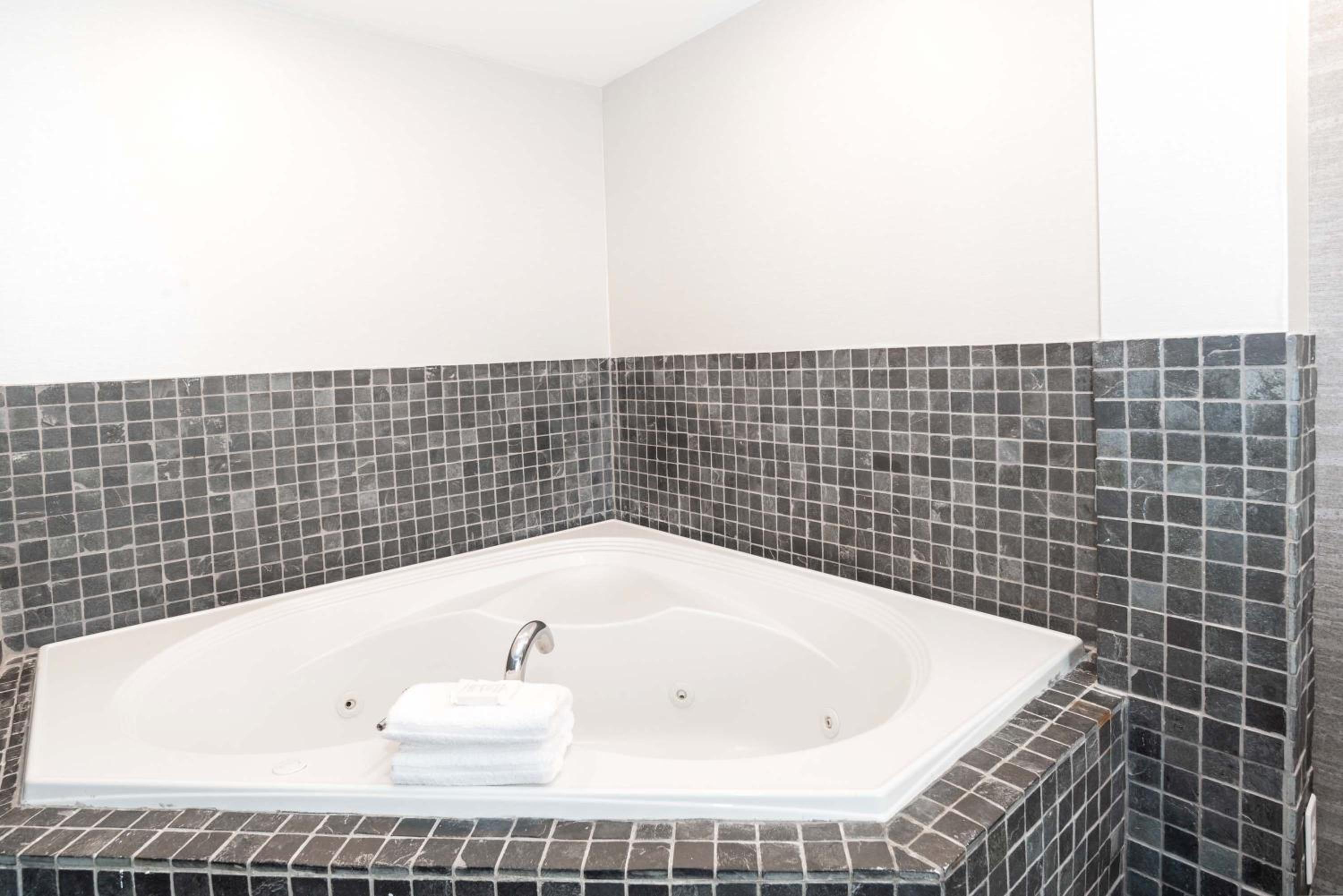 Jacuzzi Suite, 1 King Bed, Kitchen, Washer Dryer - Photo 6