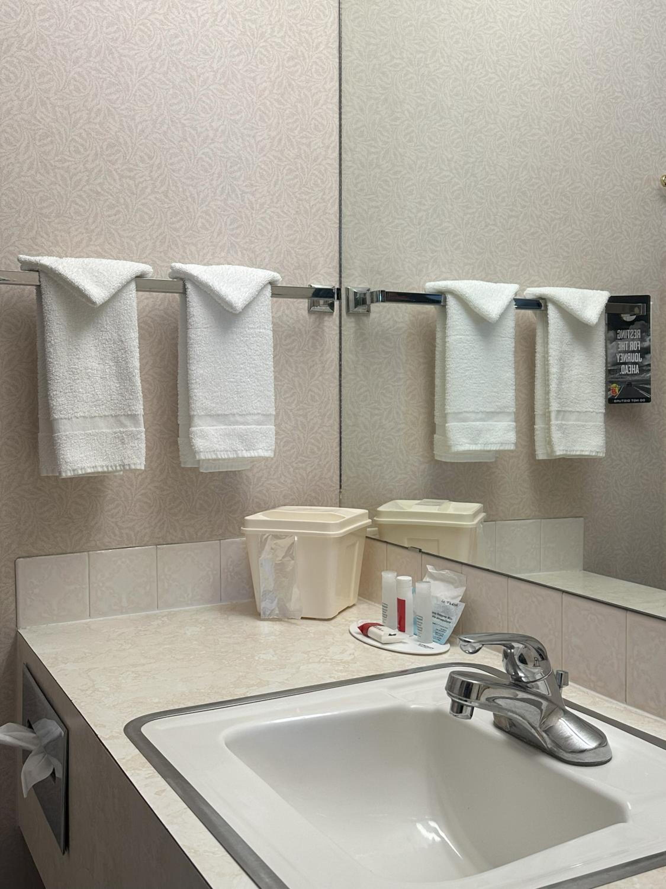 King Room - Non-Smoking - Photo 4
