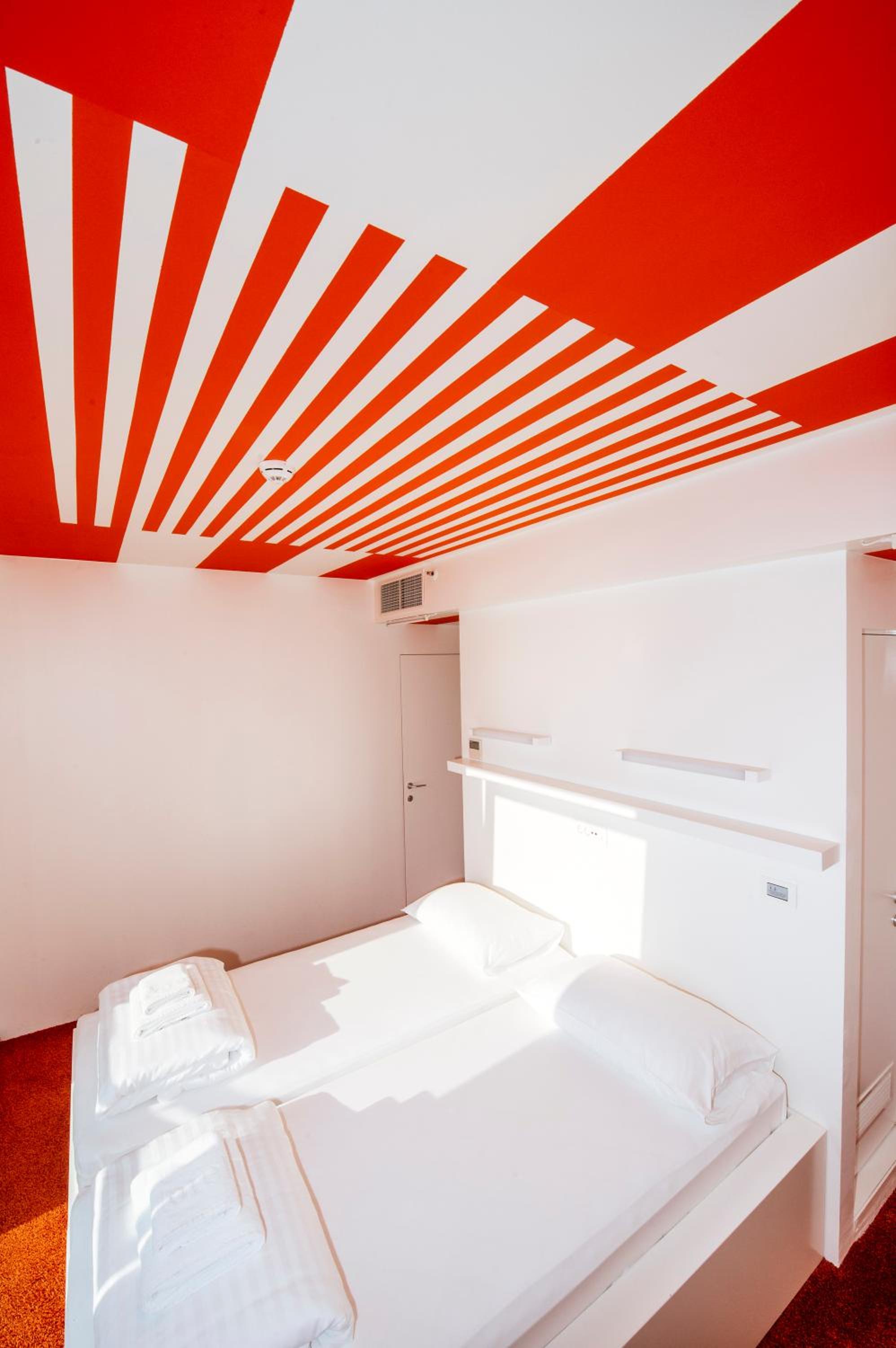 Standard Twin Room - Photo 8