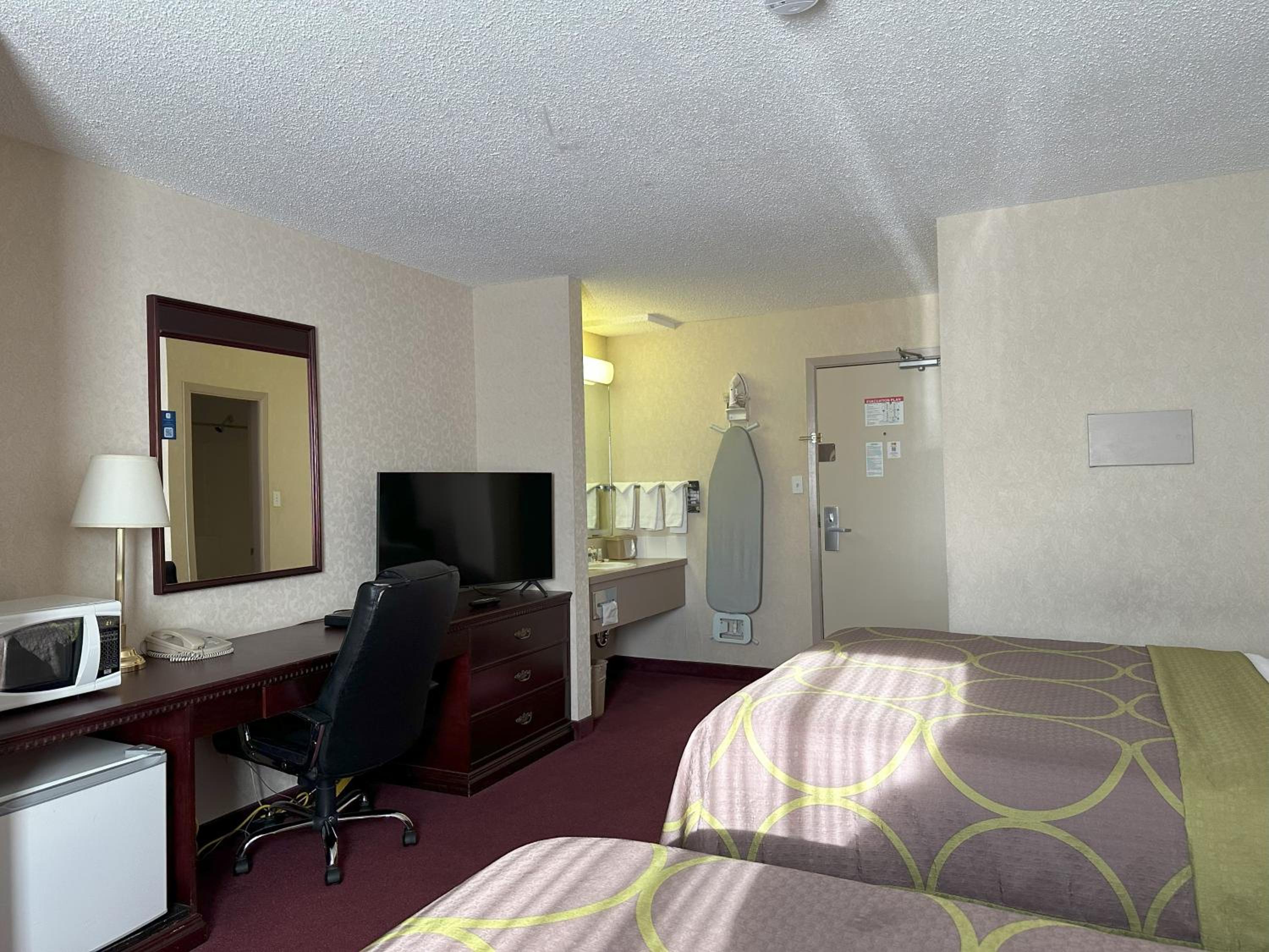 Queen Room with Two Queen Beds - Non-Smoking - Photo 19