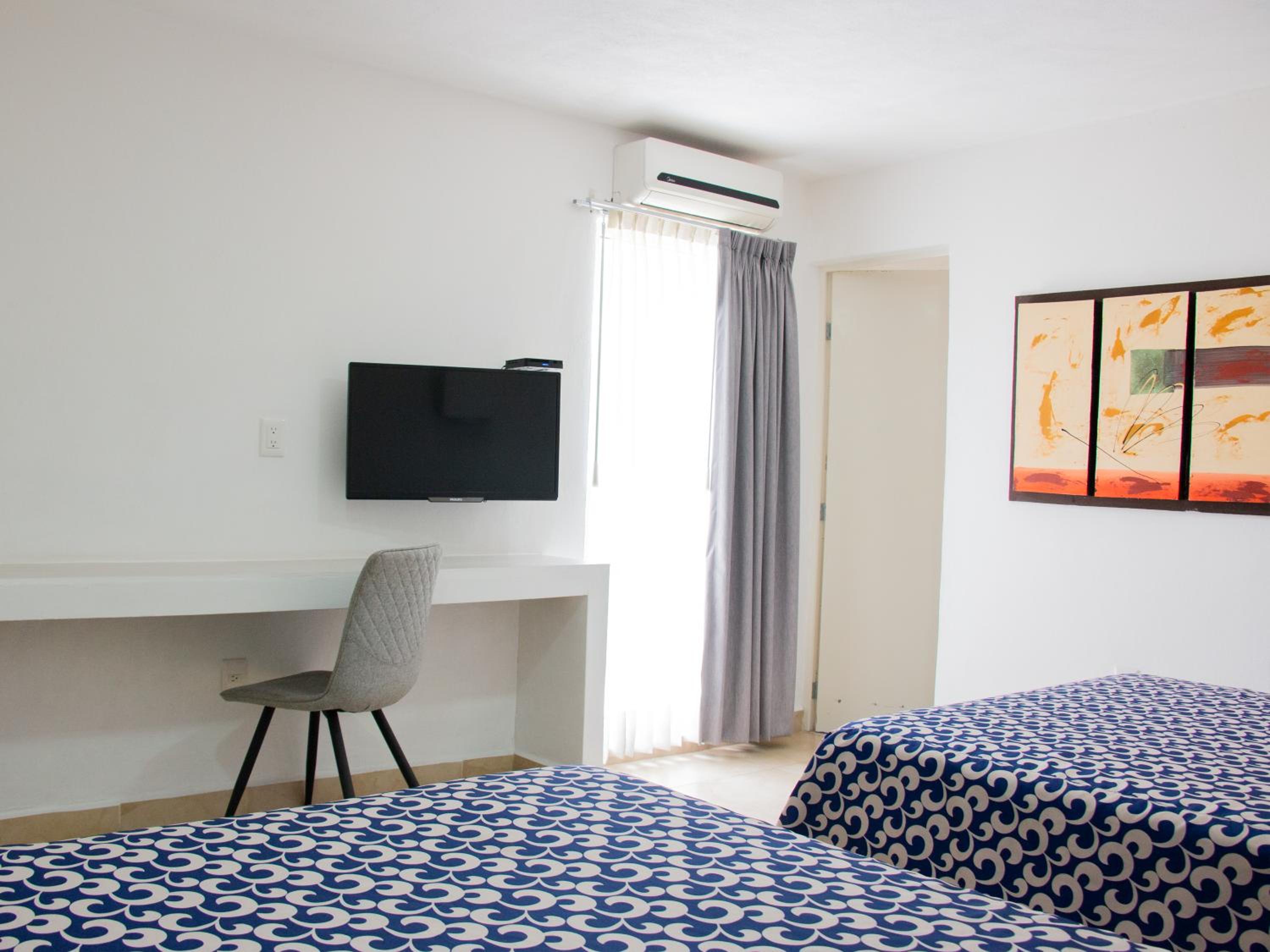 Double Room with Two Double Beds - Photo 21