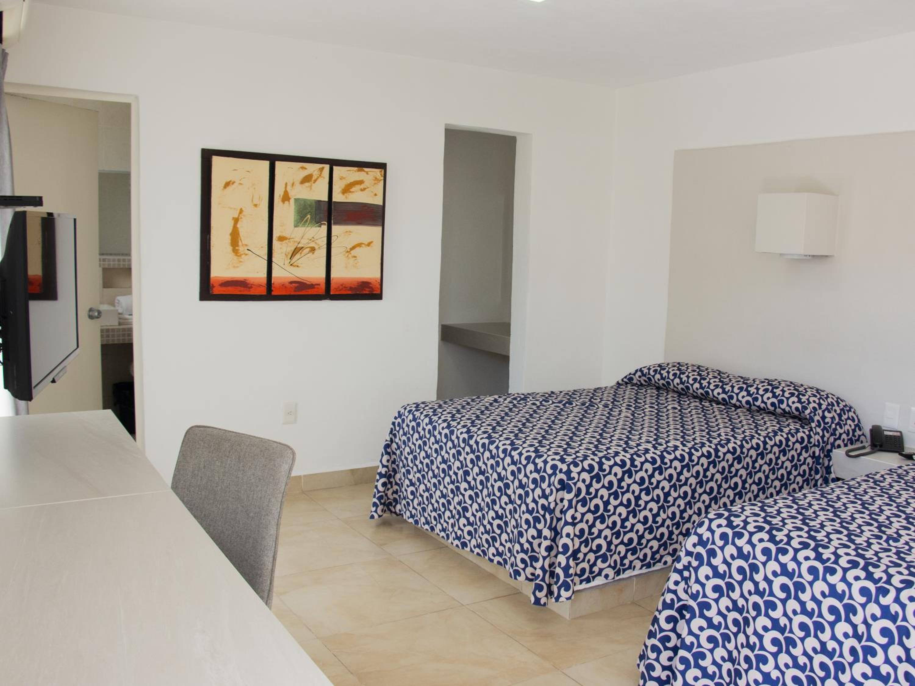 Double Room with Two Double Beds - Photo 17