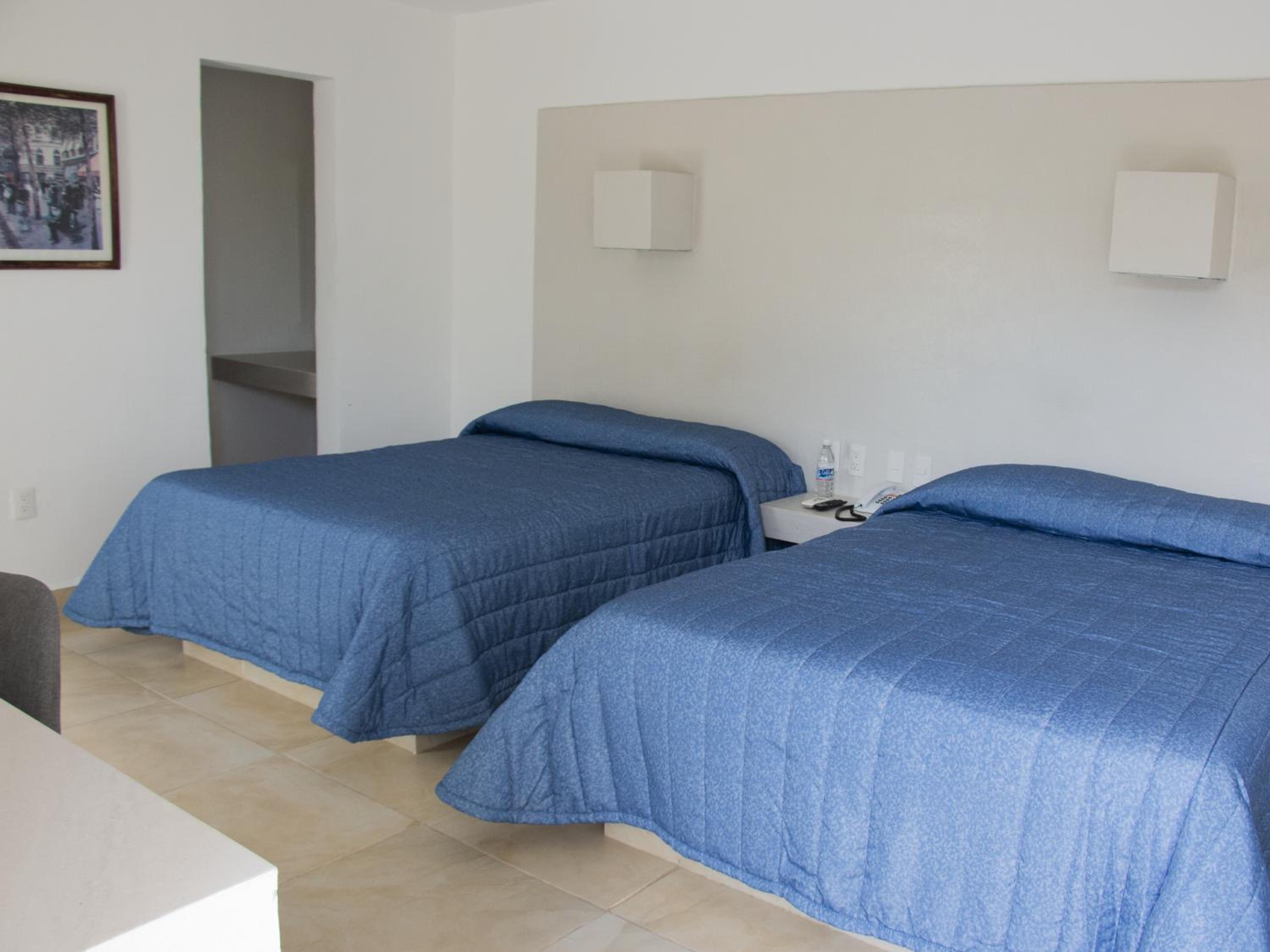 Double Room with Two Double Beds - Photo 16