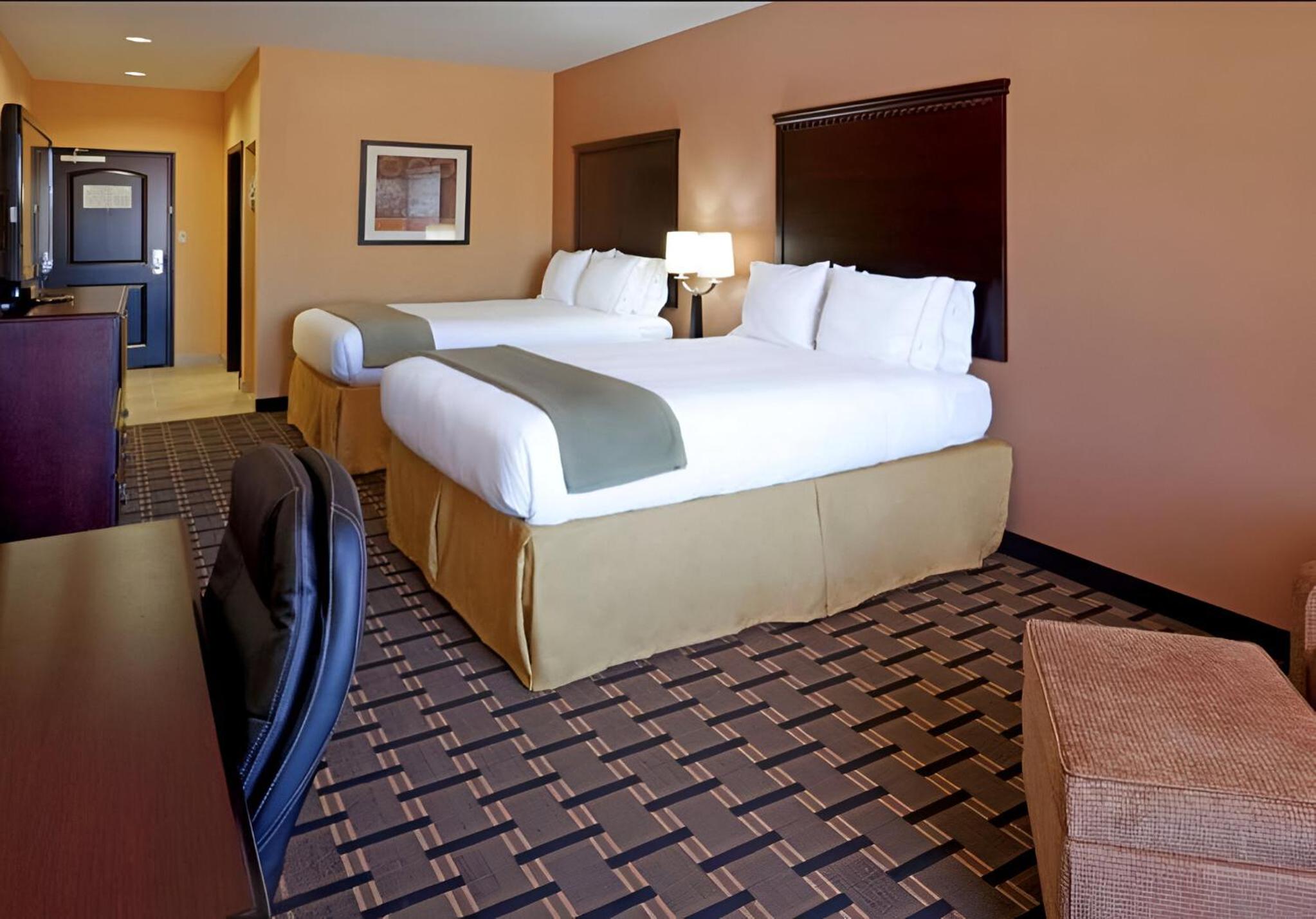 Standard Queen Room with Two Queen Beds - Non Smoking  - Photo 3