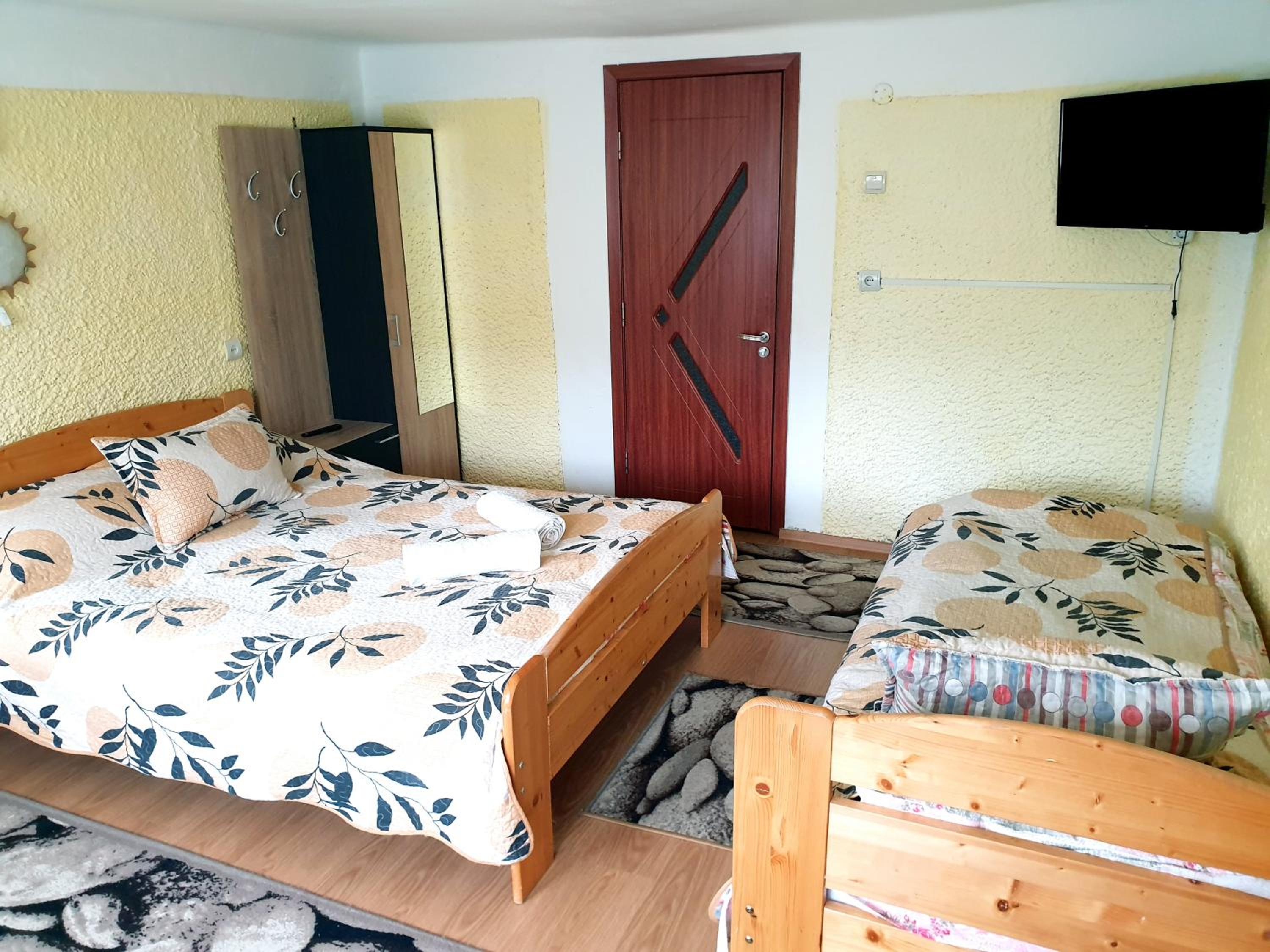 Six-Bedroom House photo 1