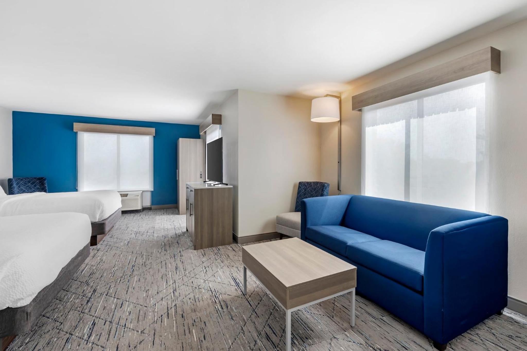 Queen Suite with Two Queen Beds and Sofa Bed - Photo 11