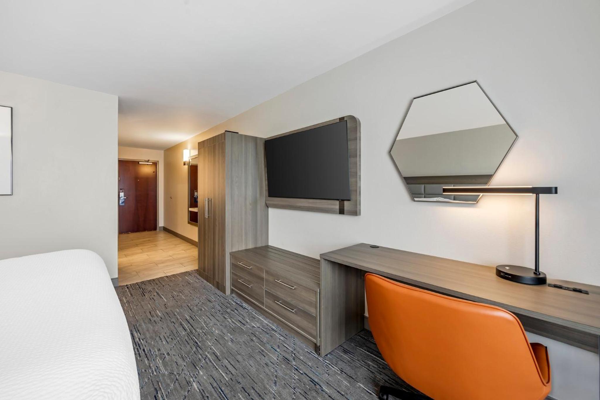 Standard King Room - Photo 10
