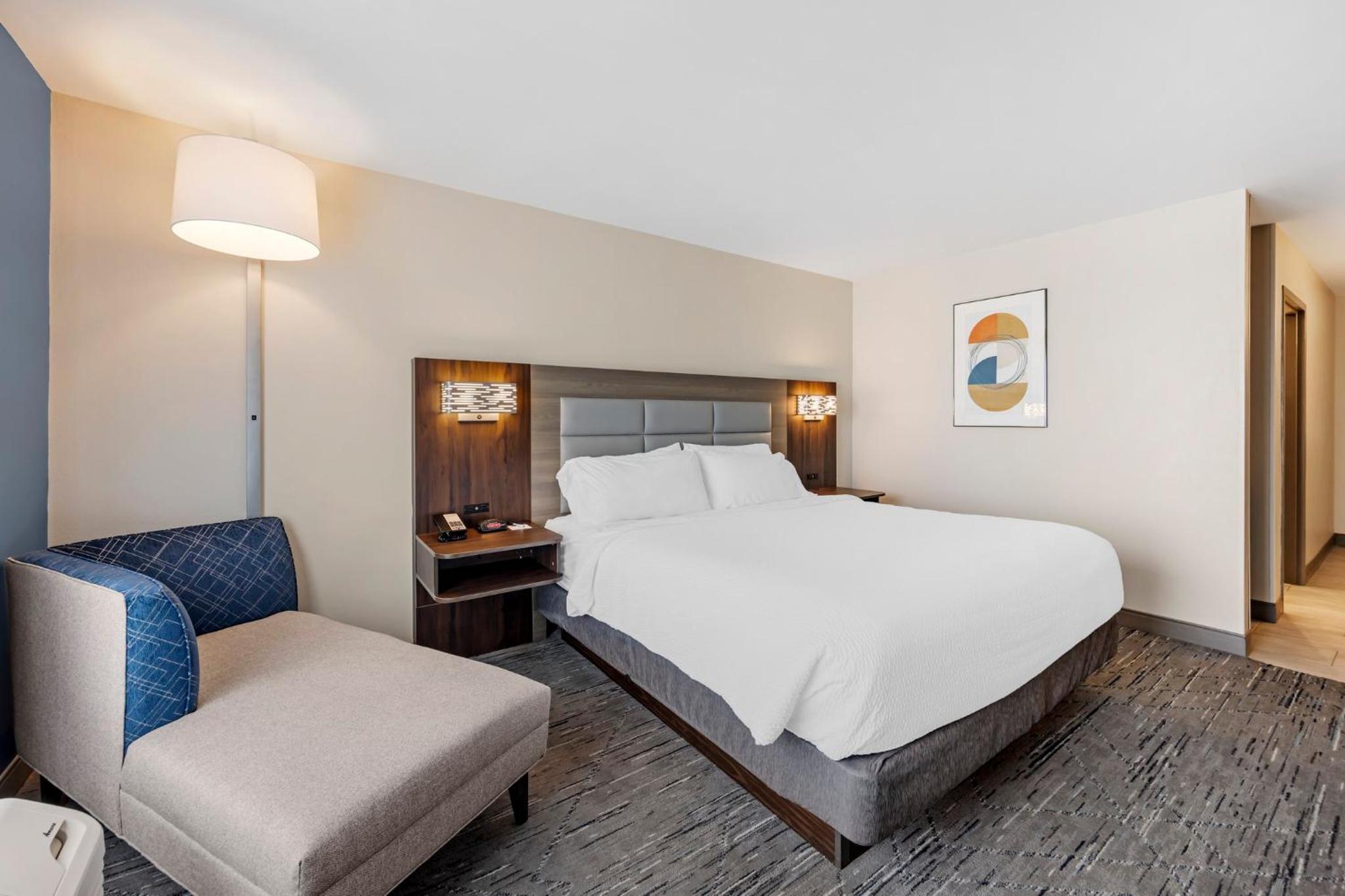Standard King Room - Photo 8