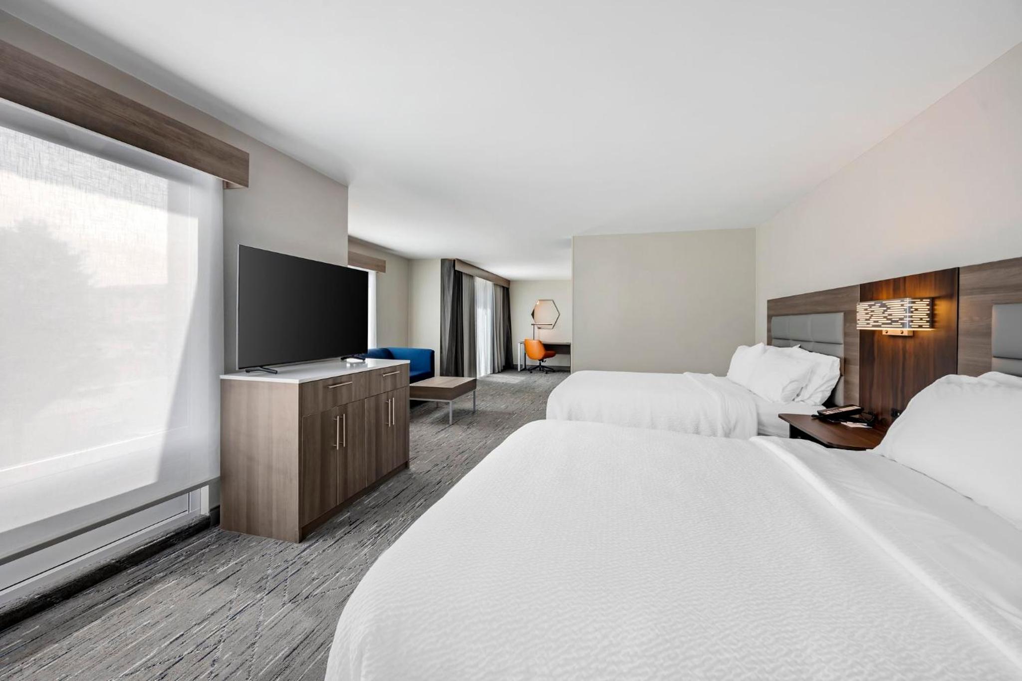 Queen Suite with Two Queen Beds and Sofa Bed - Photo 4