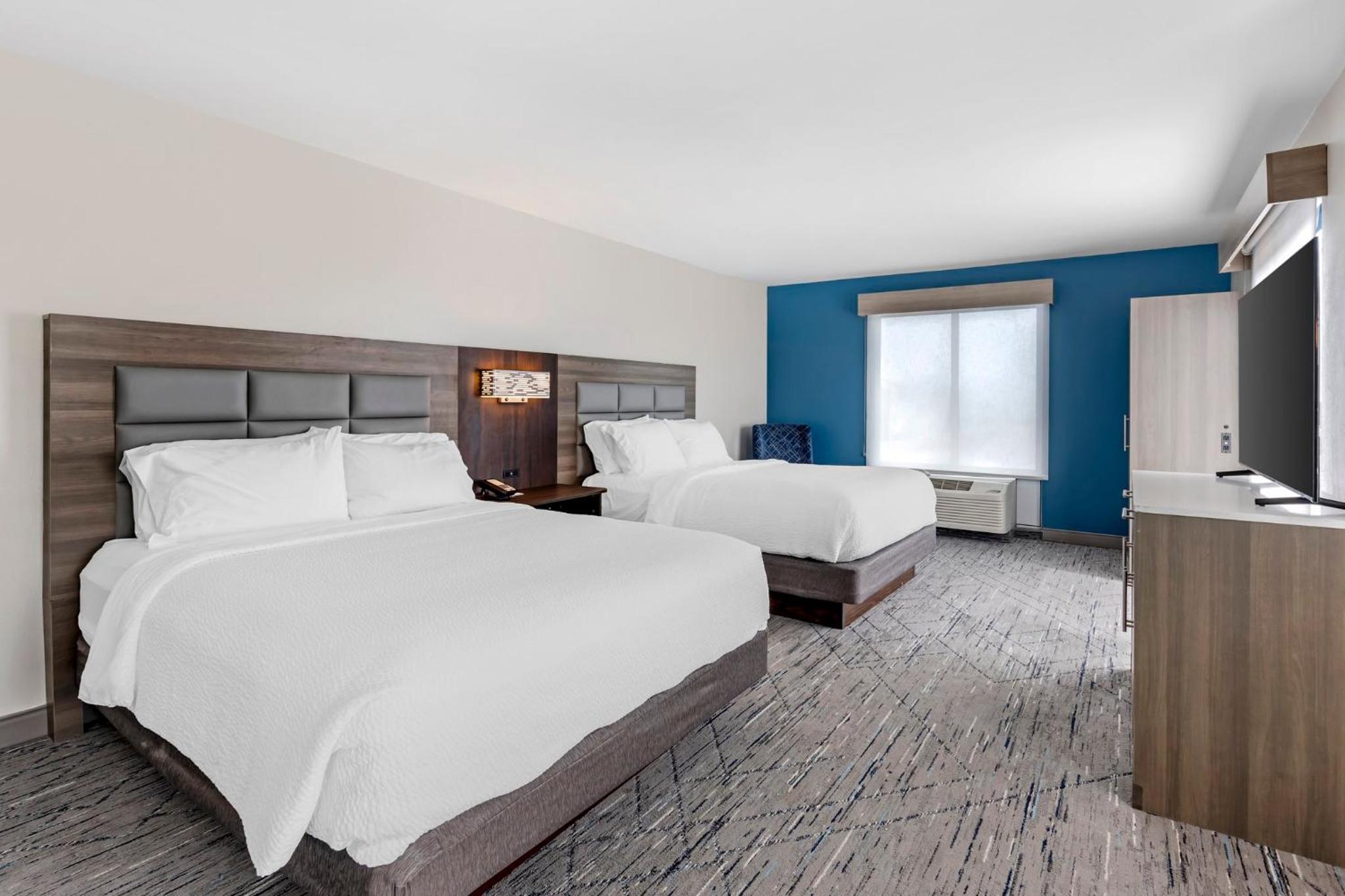 Queen Suite with Two Queen Beds and Sofa Bed - Photo 5