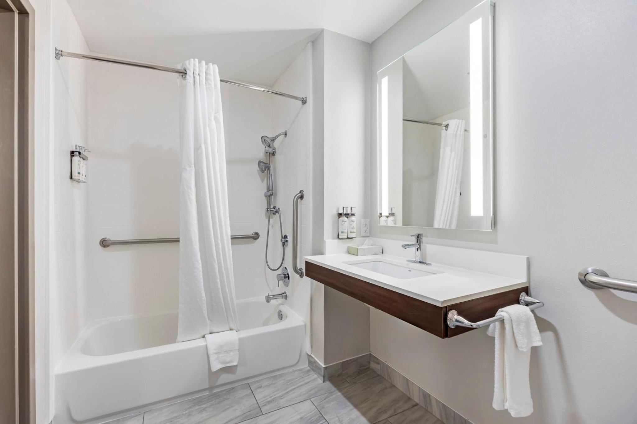 Standard King Room with Mobility Accessible Tub - Photo 10