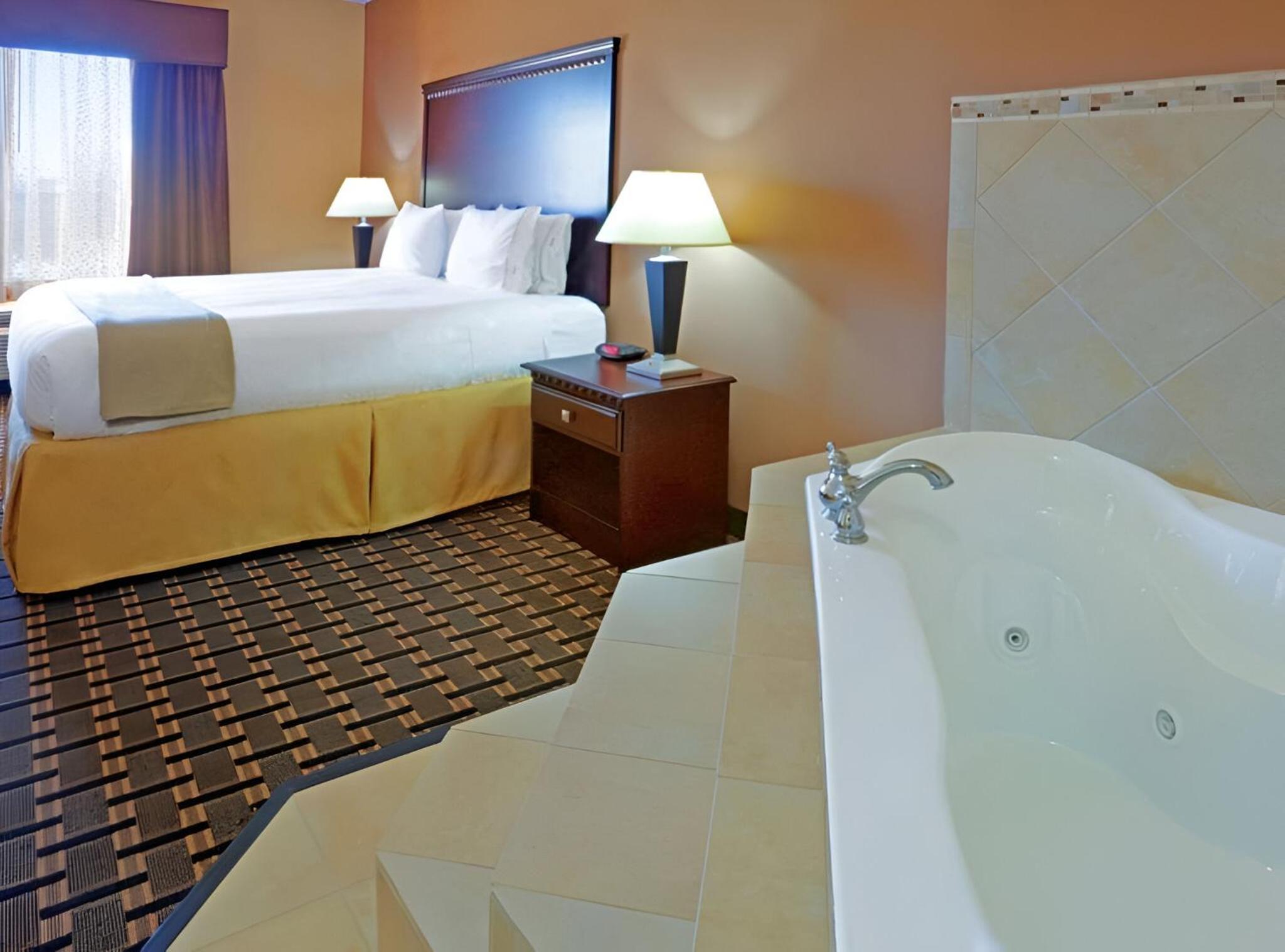 King Suite with Hot Tub - Accessible/Non Smoking - Photo 4