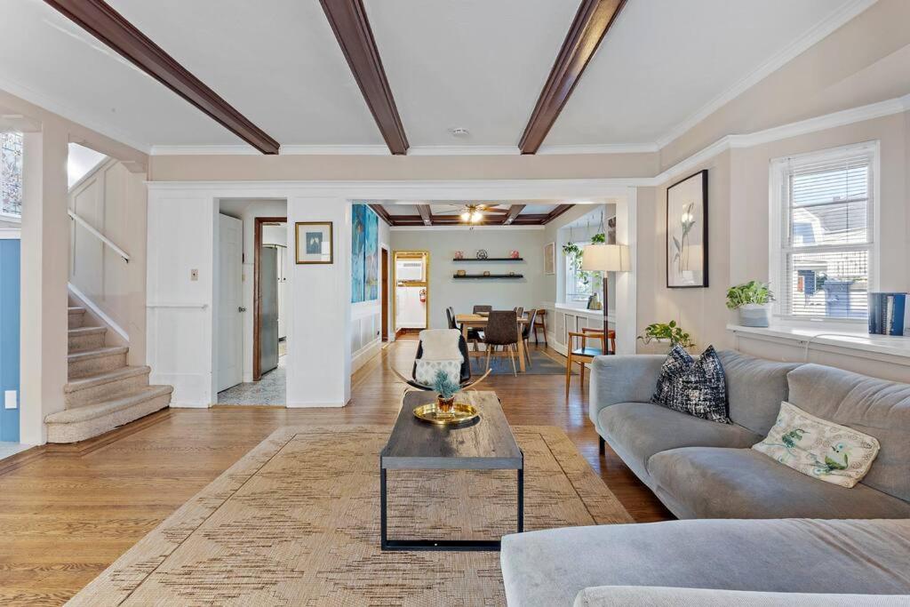 Eight-Bedroom House photo 2