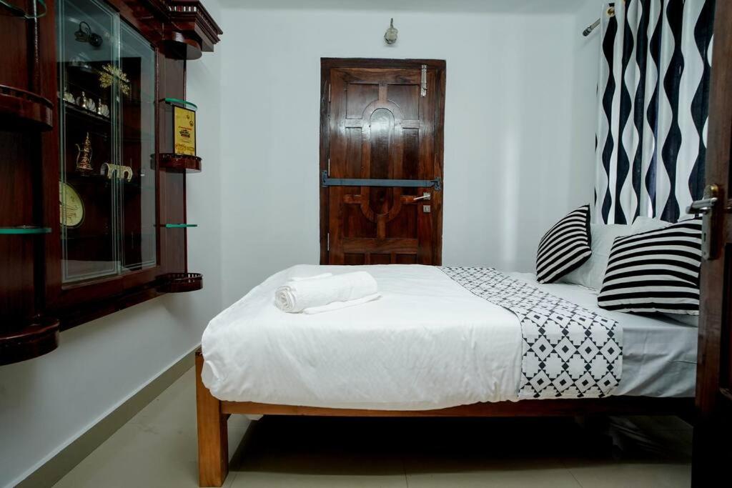 Three-Bedroom Apartment photo 2