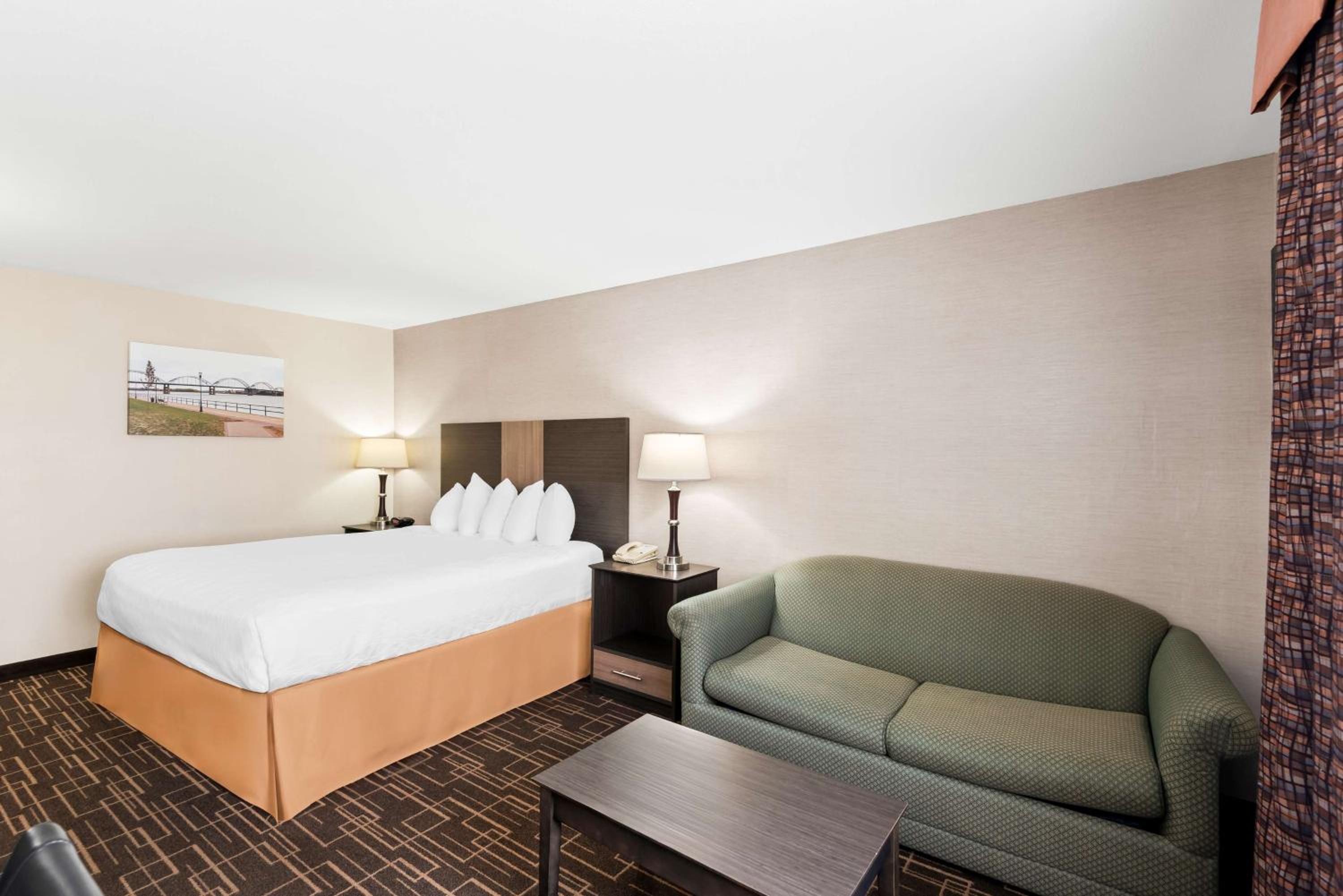 Deluxe King Room - Non-Smoking - Photo 2