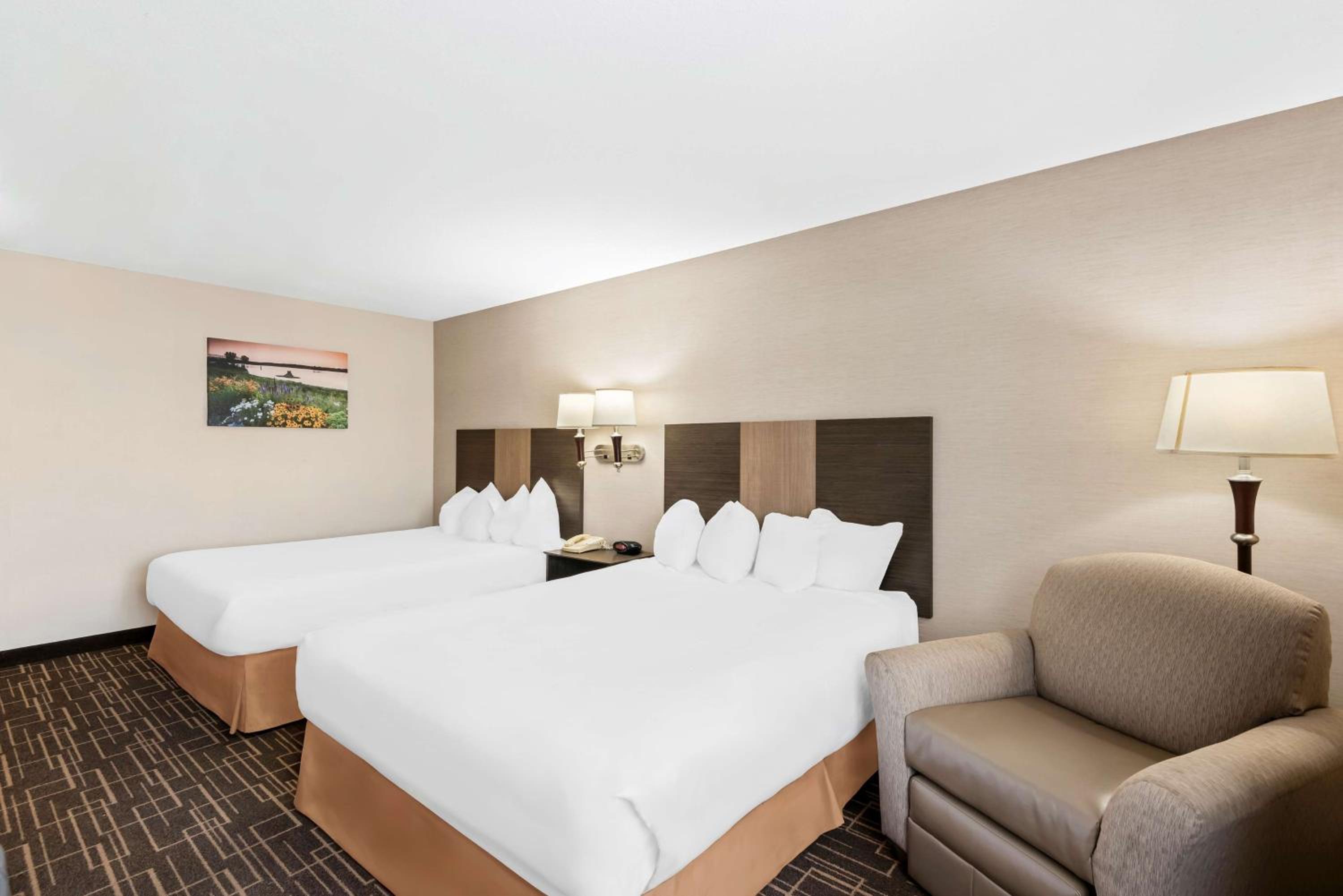 Queen Room with Two Queen Beds - Non-Smoking - Photo 2