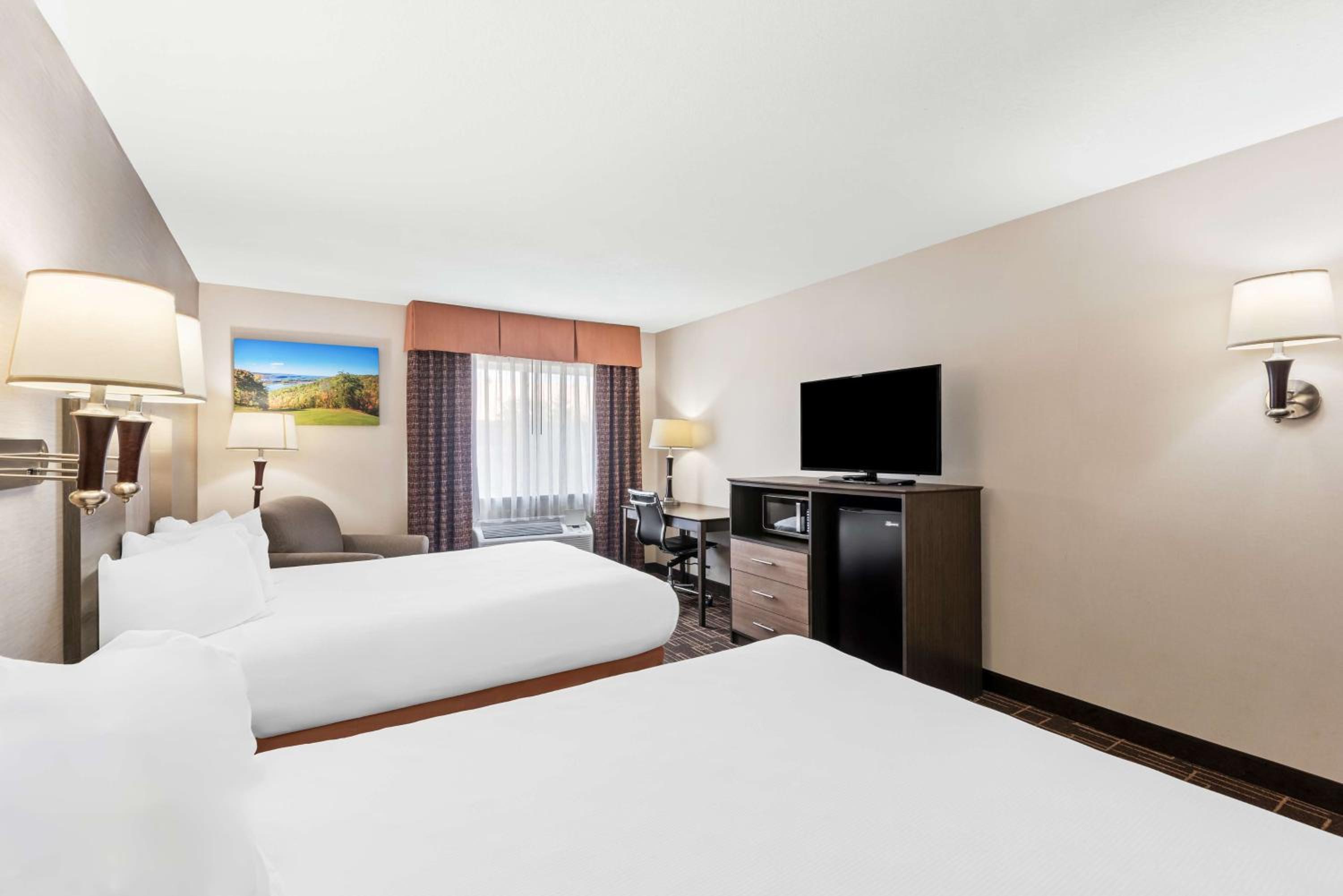 Queen Room with Two Queen Beds - Non-Smoking - Photo 3